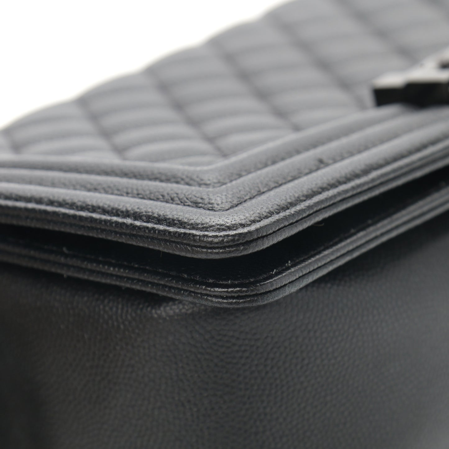 Caviar Quilted Medium Boy Flap So Black