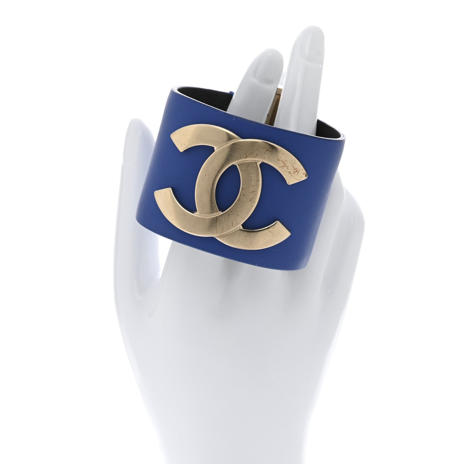 vintage CHANEL レザーリボンチェーンベルト　ブルー Chanel Calfskin CC Wide Cuff S Blue 1744355 – FASHIONPHILE