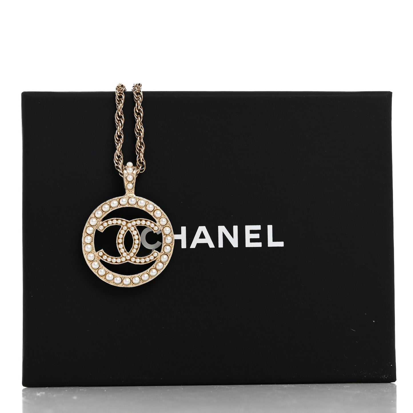 Pearl CC Round Pendant Necklace Gold