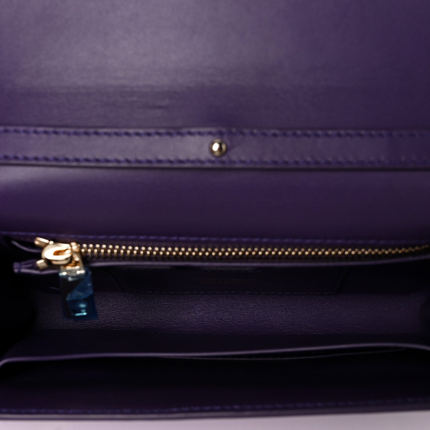 Holographic Patent Calfskin Strobo 3.5 Clutch Viola Medio