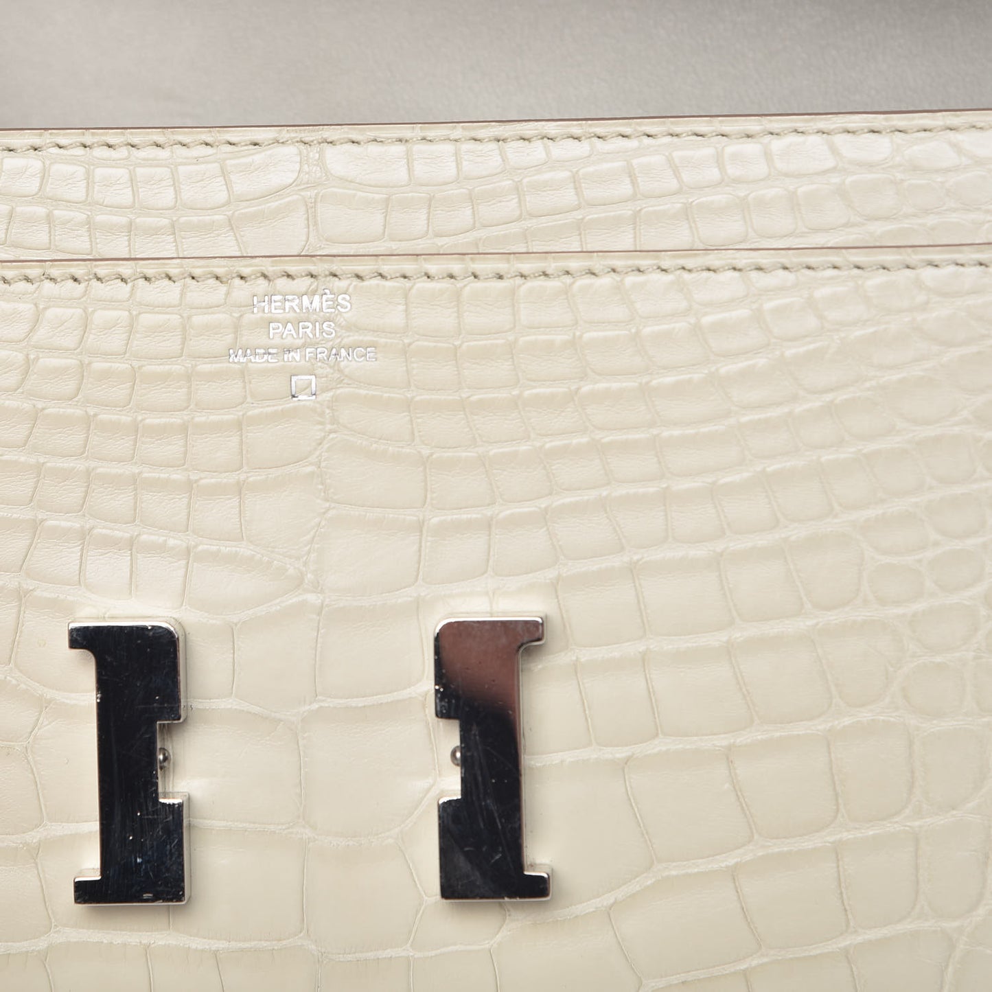 Matte Alligator Constance Wallet Beton