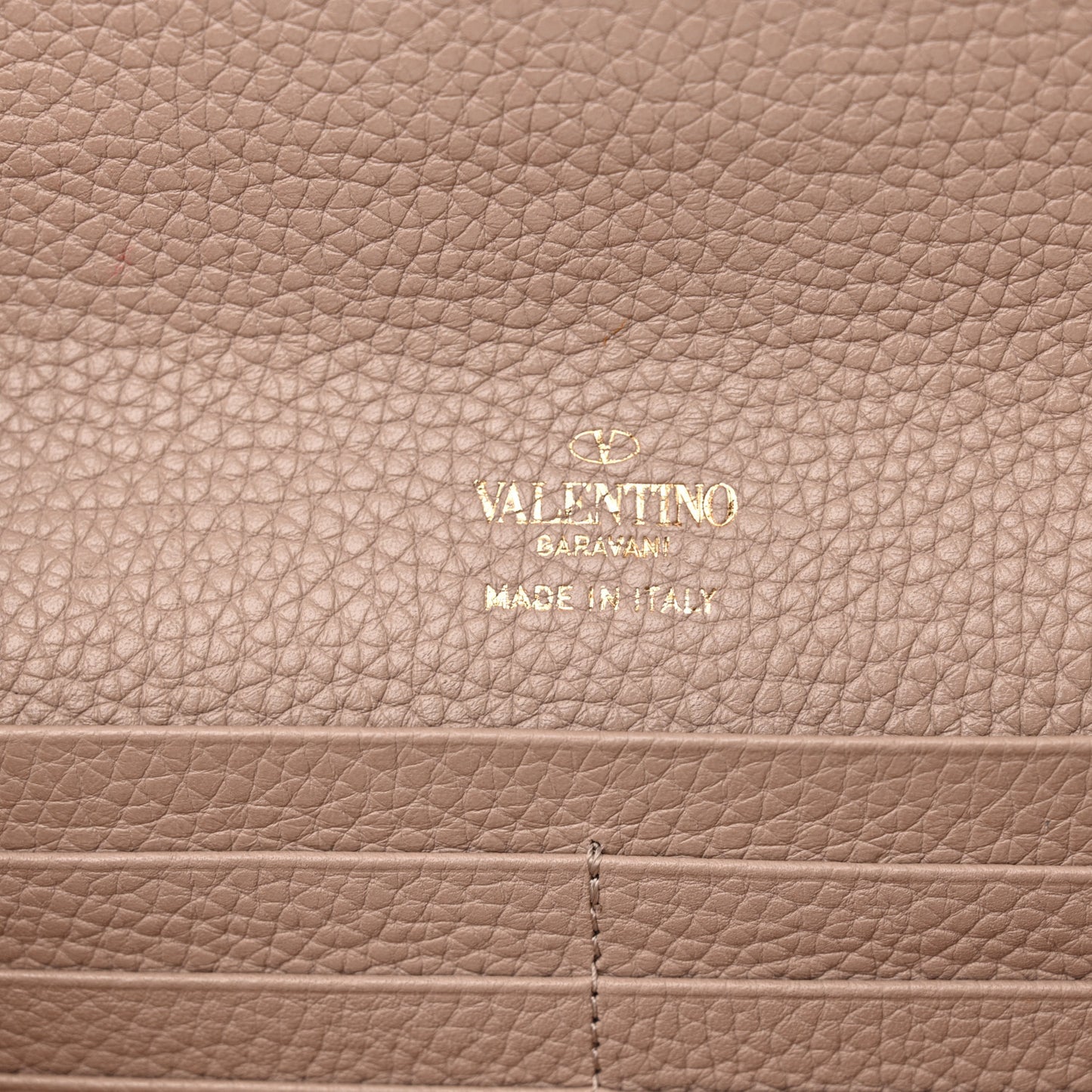 Pebbled Calfskin Rockstud Flip Lock Wallet On Chain Poudre