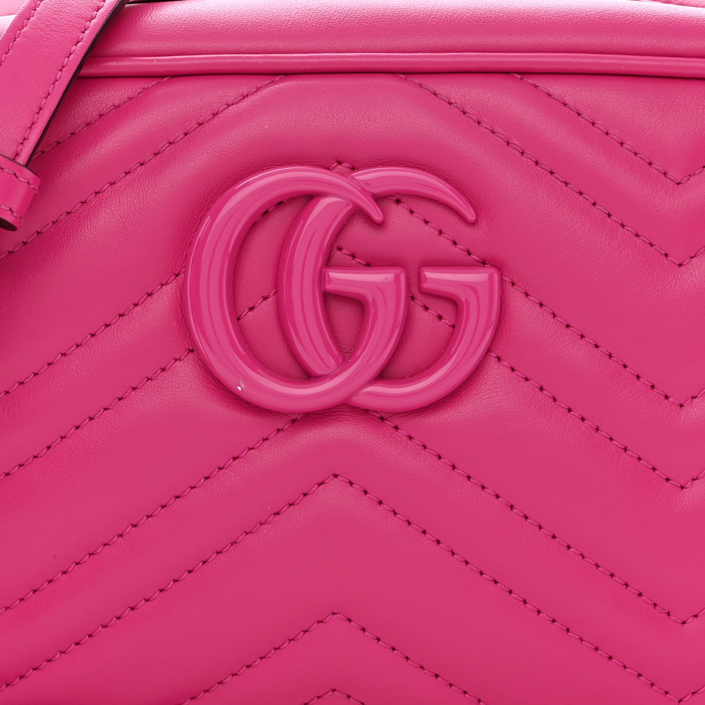 Calfskin Matelasse Monochrome Small GG Marmont Chain Shoulder Bag Classic Fuxia