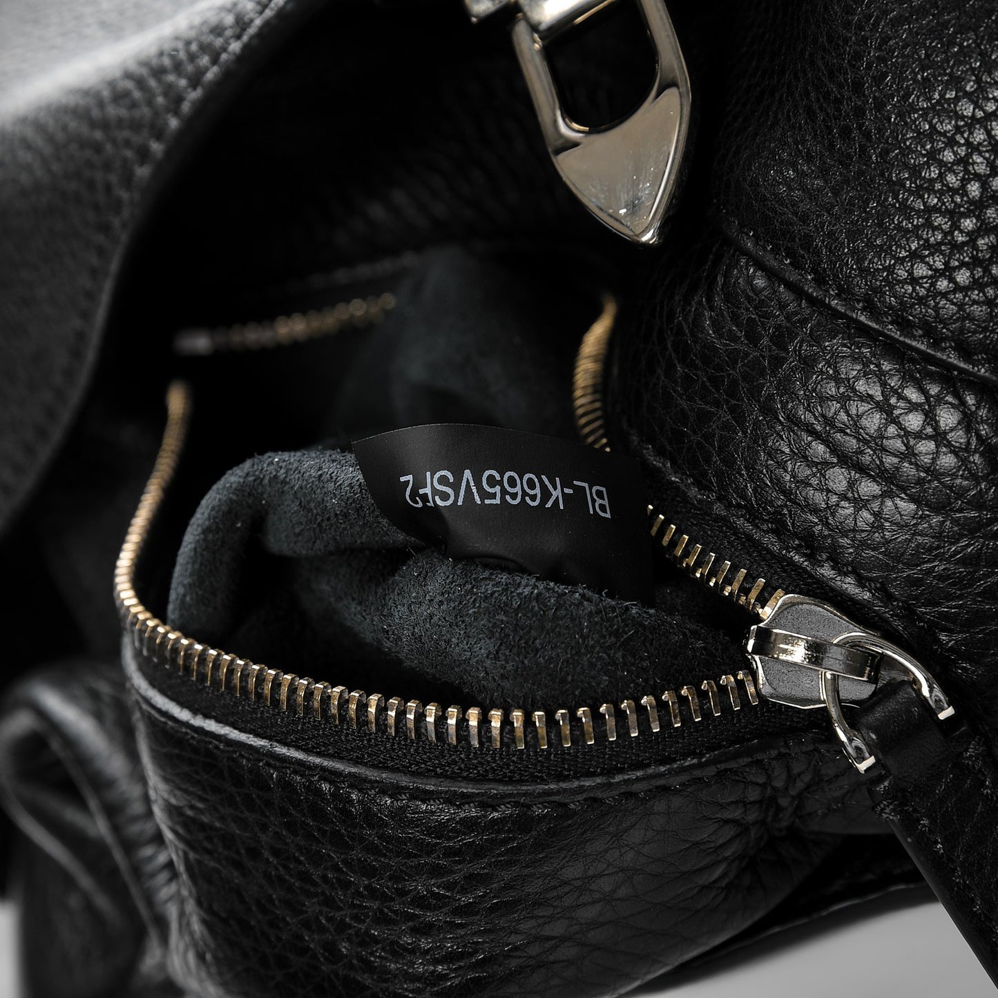 Pebbled Calfskin Large Rockstud Flip-Lock Messenger Bag Black