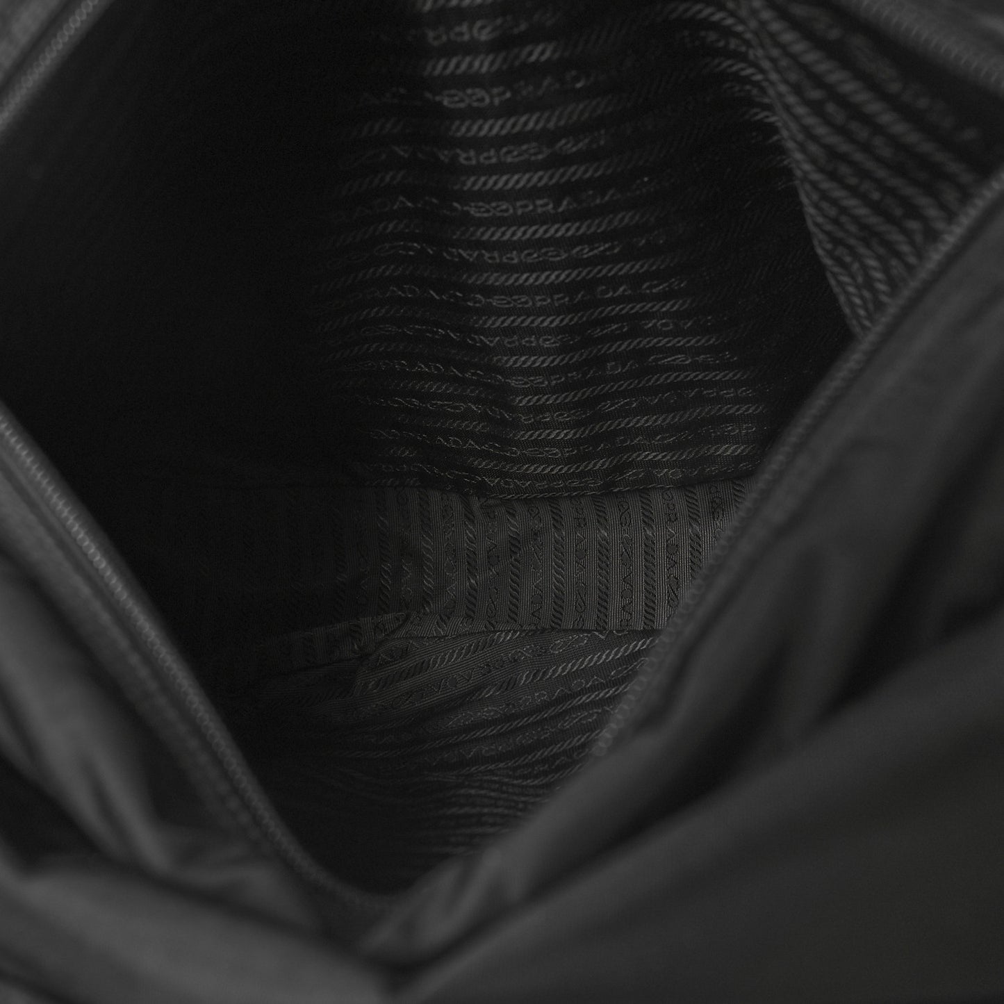 Tessuto Nylon Saffiano Vela Messenger Bag Black