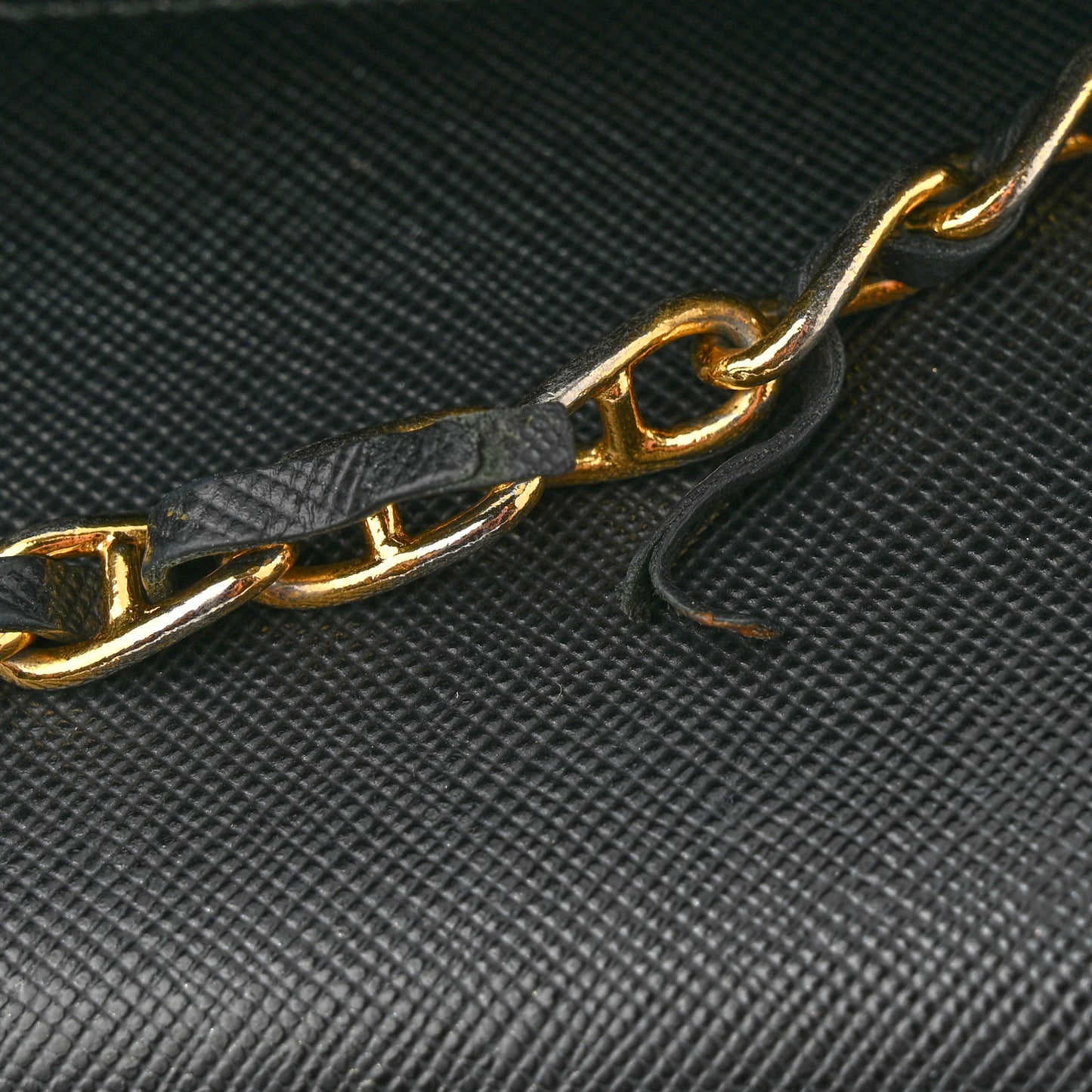 Saffiano Metal Oro Chain Wallet Black