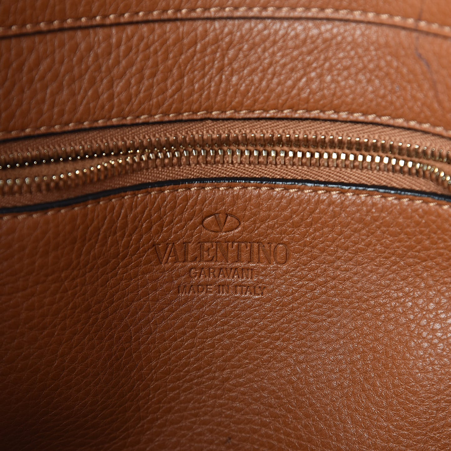 Pebbled Calfskin Large Rockstud Flip-Lock Messenger Bag Light Cuir