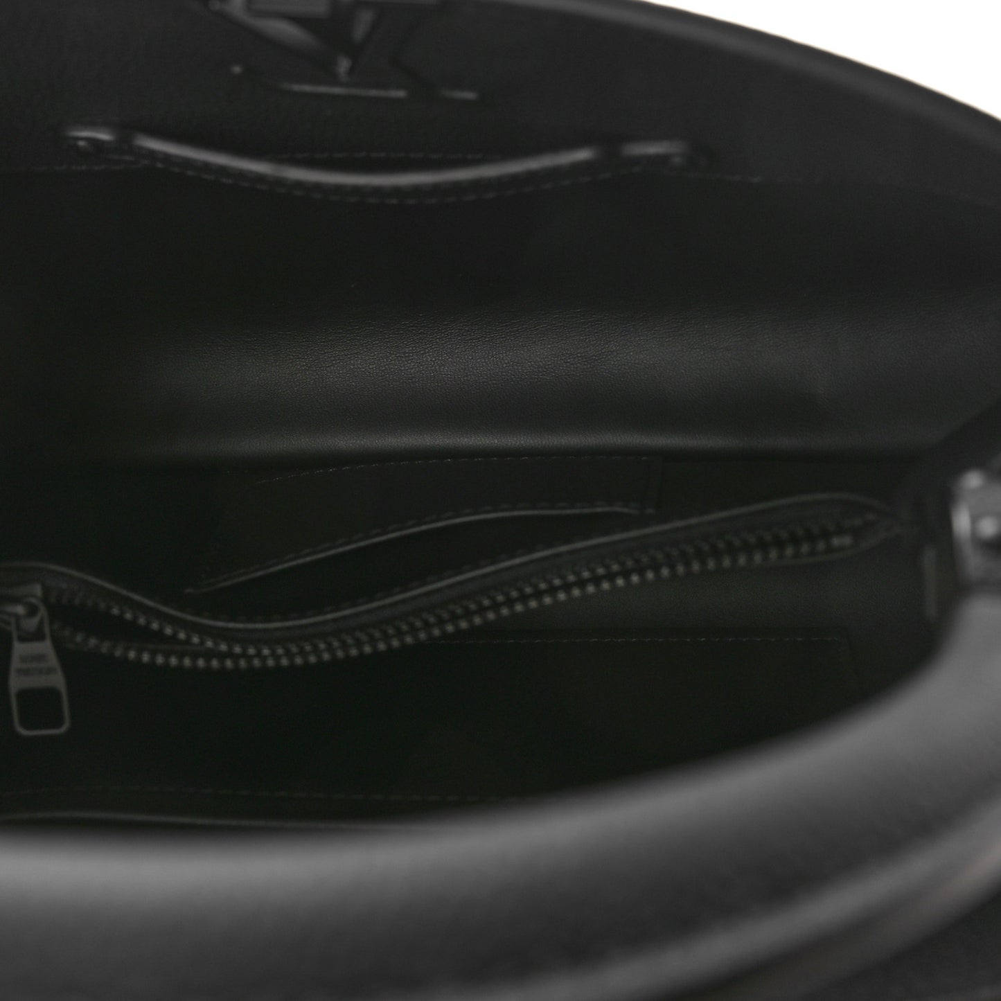 Taurillon Capucines East West MM Matte Black