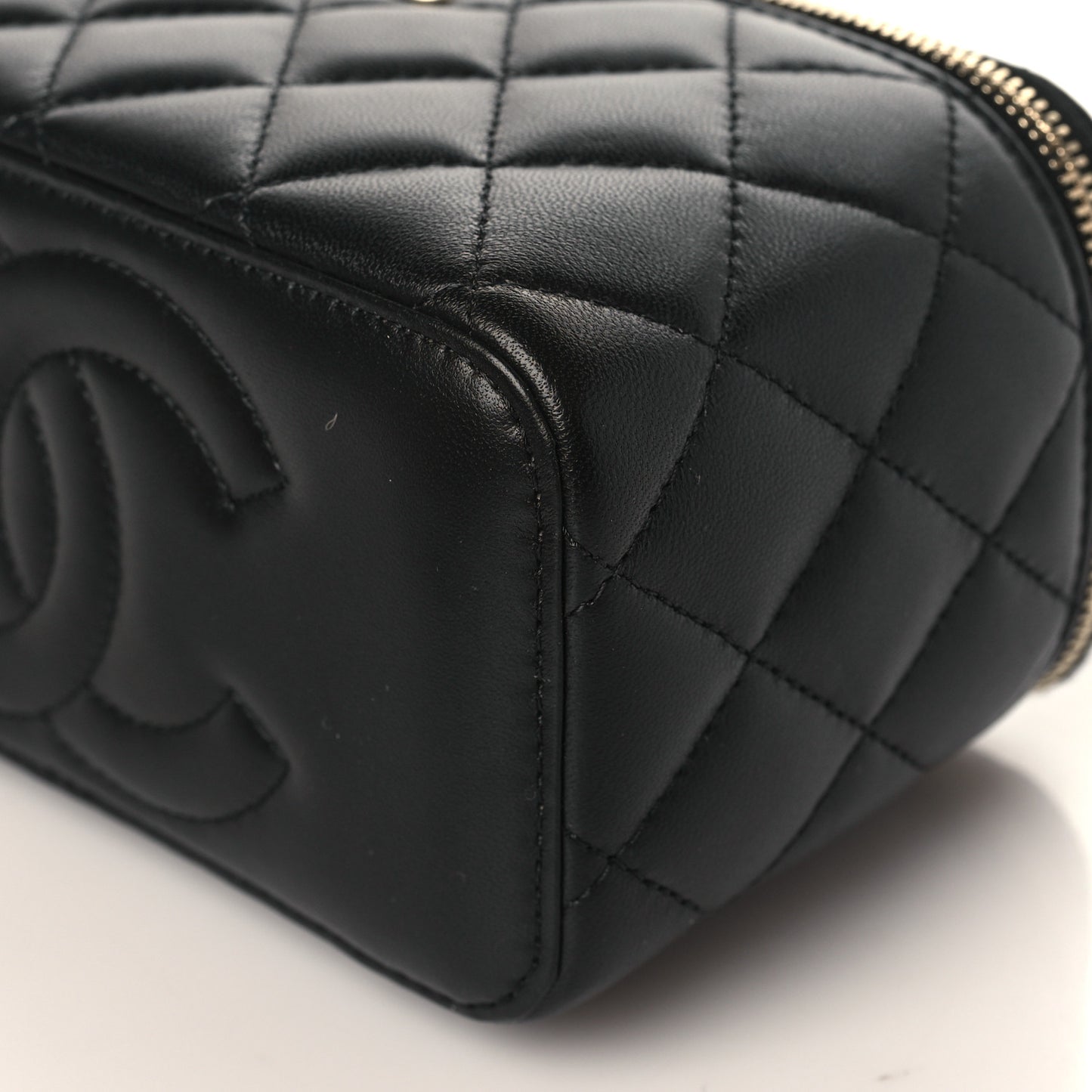 Lambskin Quilted Small Pearl Crush Vanity Case With Chain Black