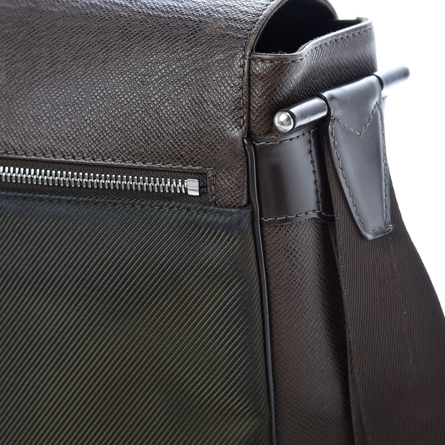 Louis Vuitton Taiga Viktor Messenger Bag Grizzli 10 of 18