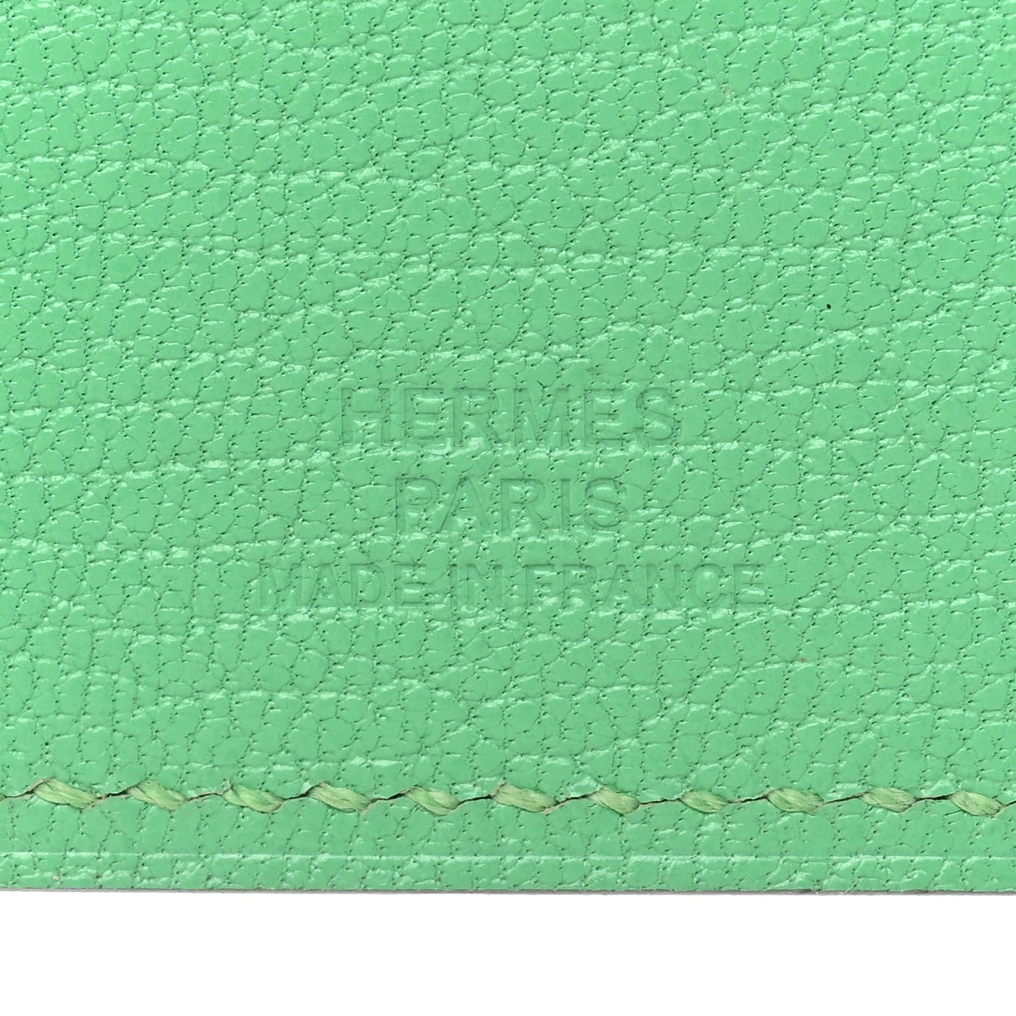 Chevre Chamkila Tarmac PM Passport Holder Vert Comics