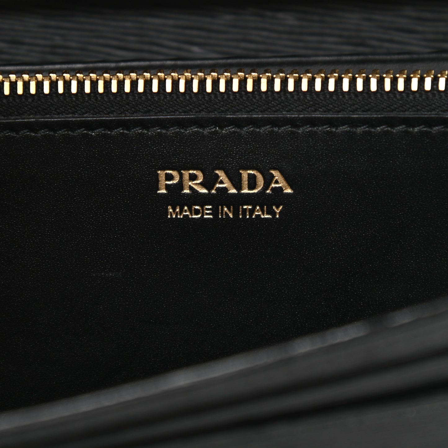 Vitello Move Metal Oro Chain Wallet Black