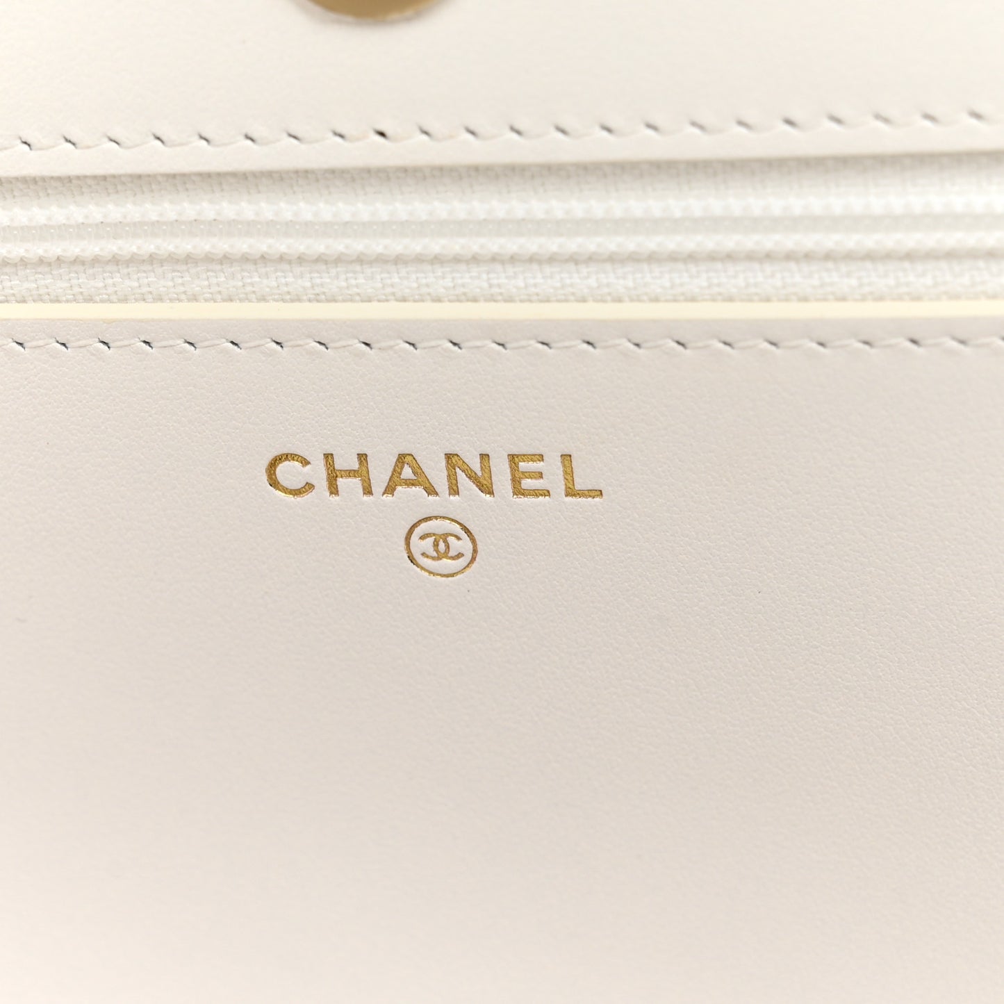 Caviar Quilted Boy Wallet On Chain WOC White