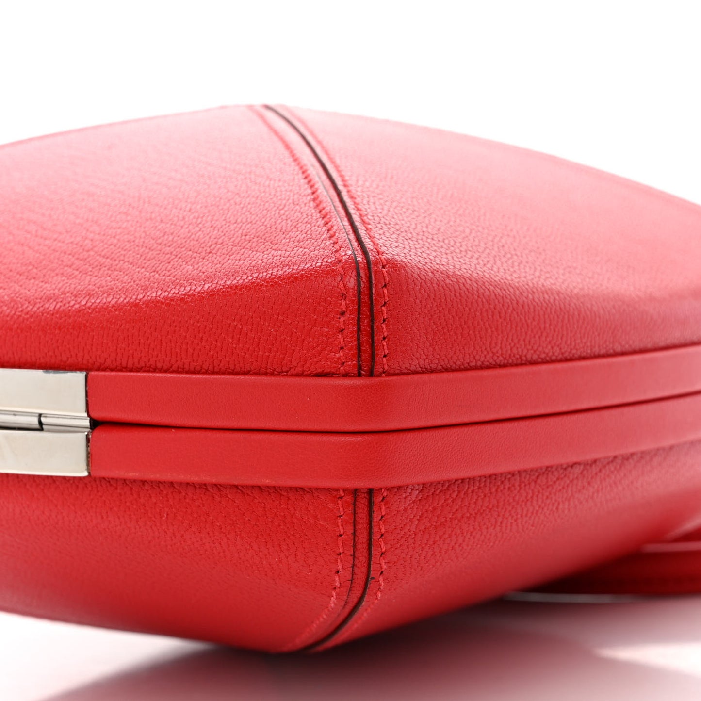 Chevre Chamkila Clou Medor Clutch Rouge De Coeur