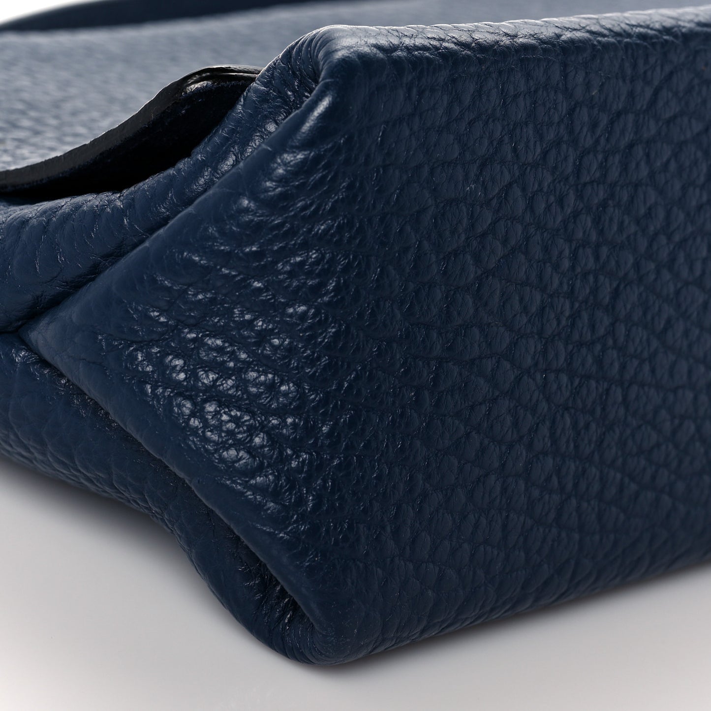 Signature Grain Large Mildenhall Shoulder Bag Blue Carbon