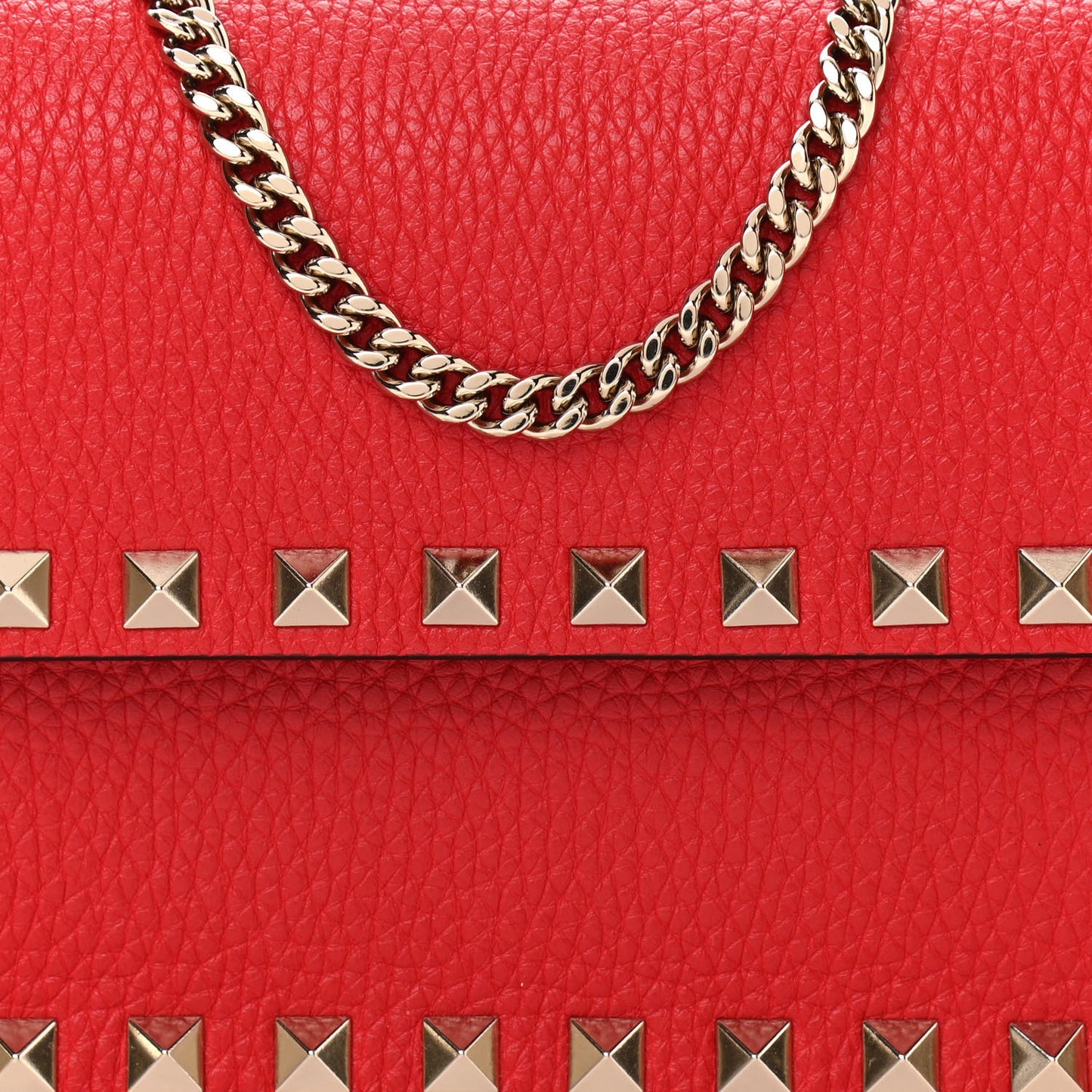 Pebbled Calfskin Rockstud Flap Wallet On Chain Rouge Pur