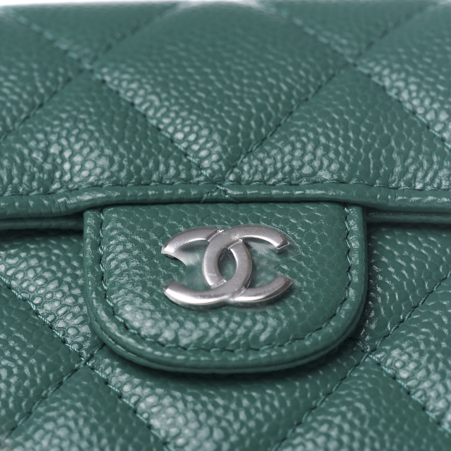 Caviar Quilted Card Holder On Chain Green