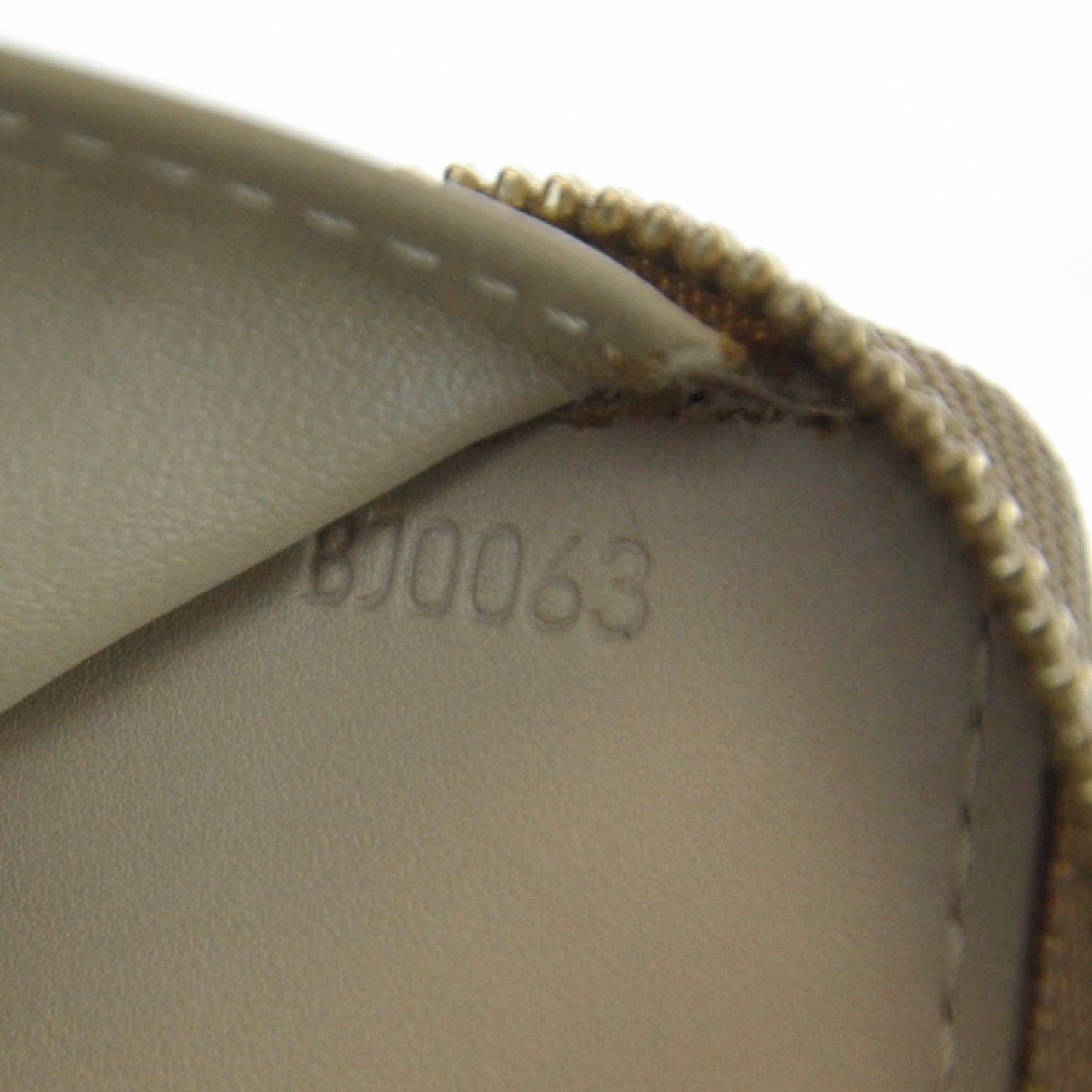Vernis Broome Zip Wallet Beige