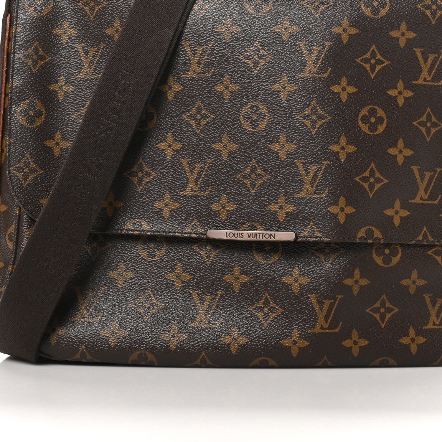 Louis Vuitton Monogram Beaubourg MM Messenger Bag 7 of 9