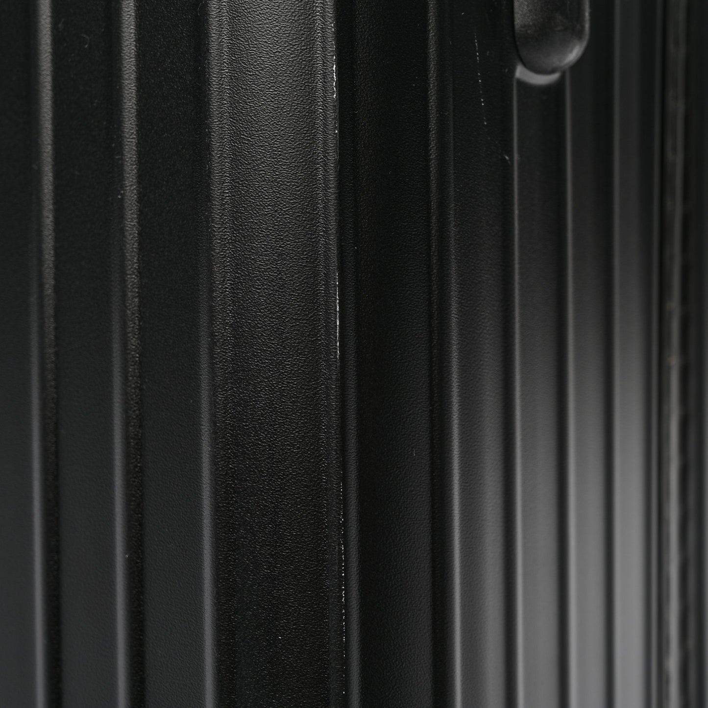 Matte Polycarbonate Essential Check-In L Black