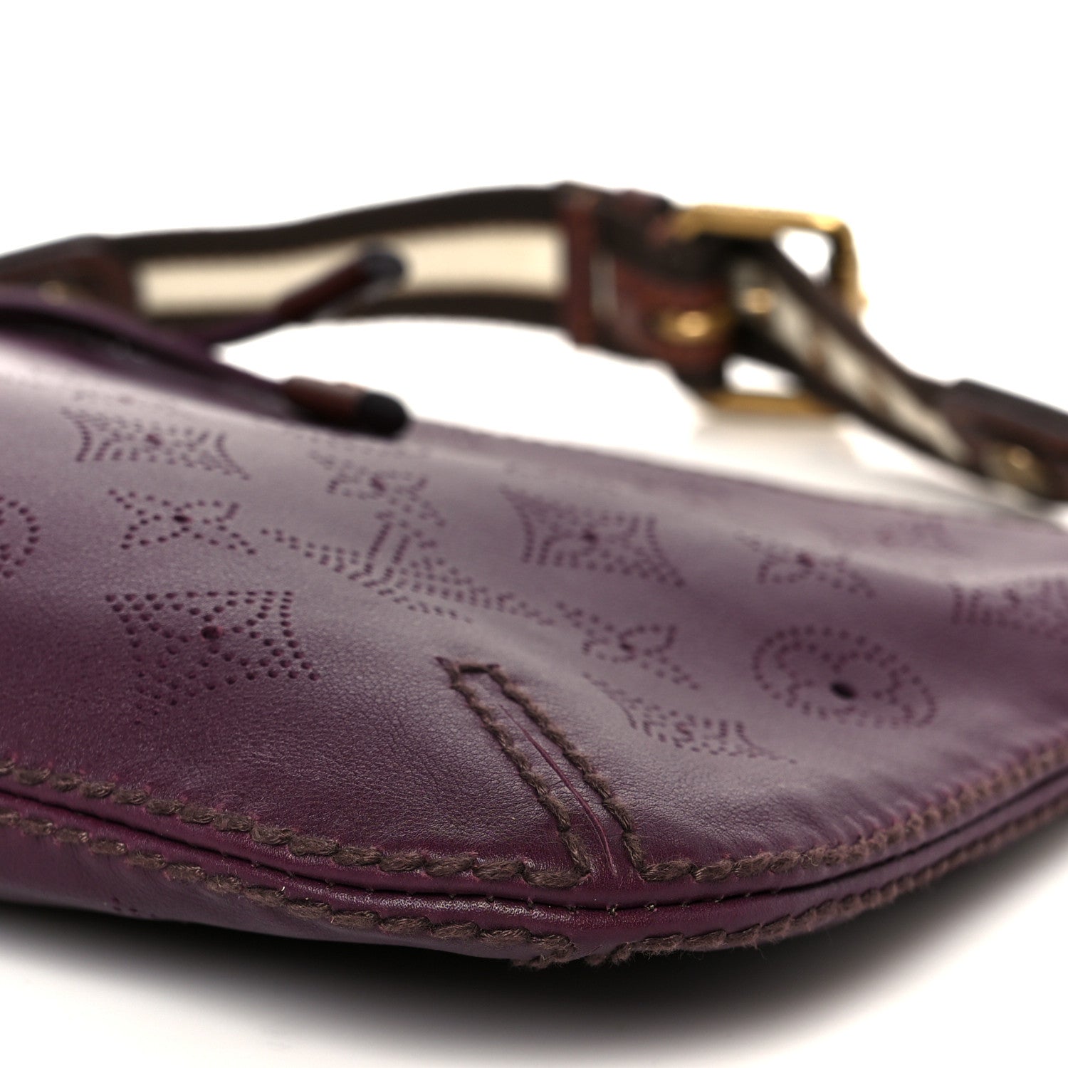 LOUIS VUITTON マヒナ レザーバッグ（パープル系） Louis Vuitton Mahina Onatah Pochette Aubergine 1809696 – FASHIONPHILE