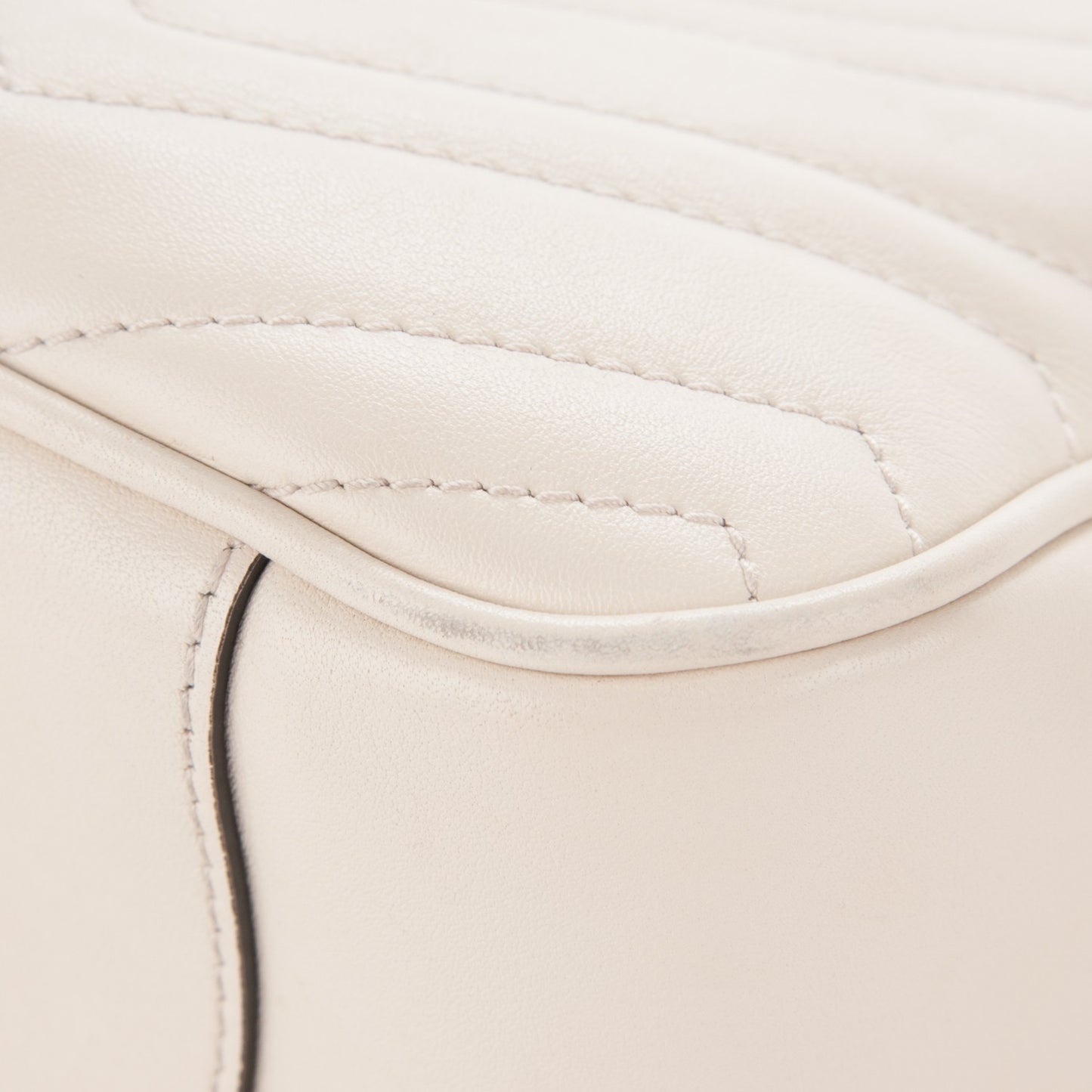 Calfskin Matelasse Medium GG Marmont Chain Shoulder Bag Mystic White