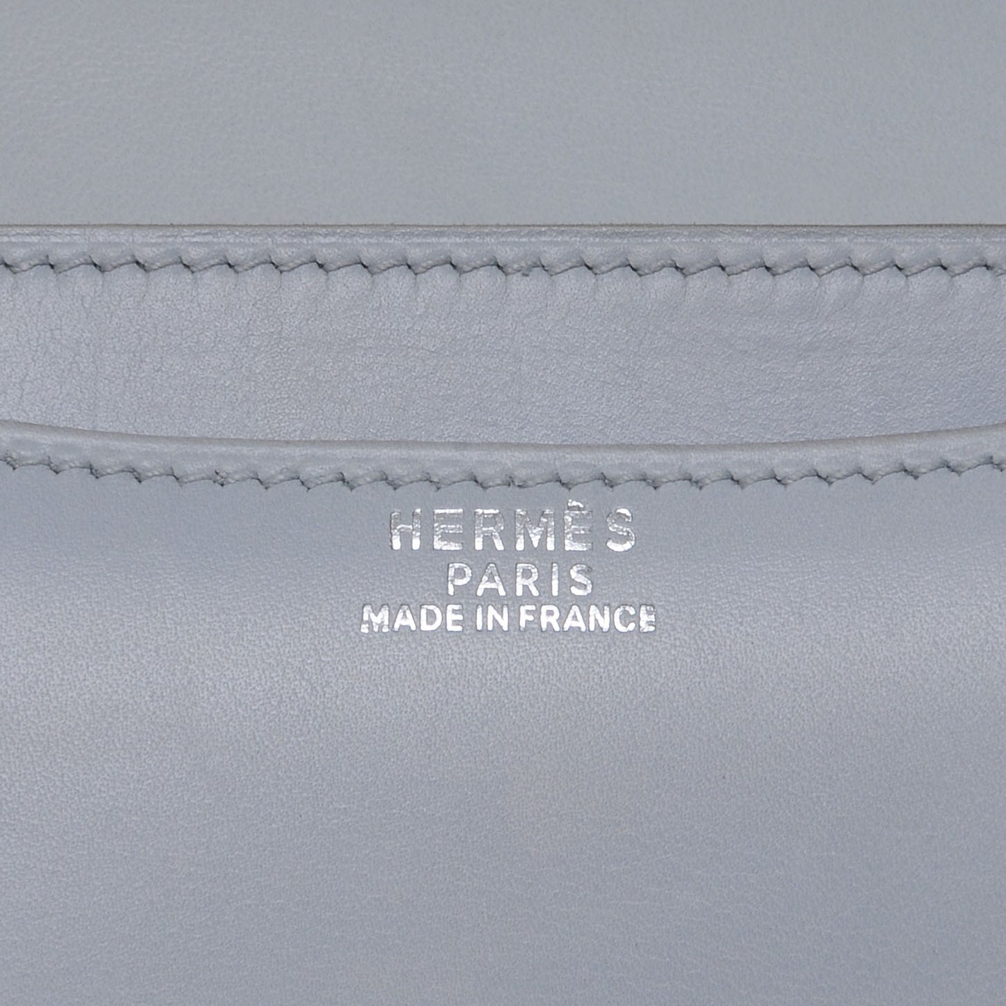 Box Leather Mini Constance Gris Pale