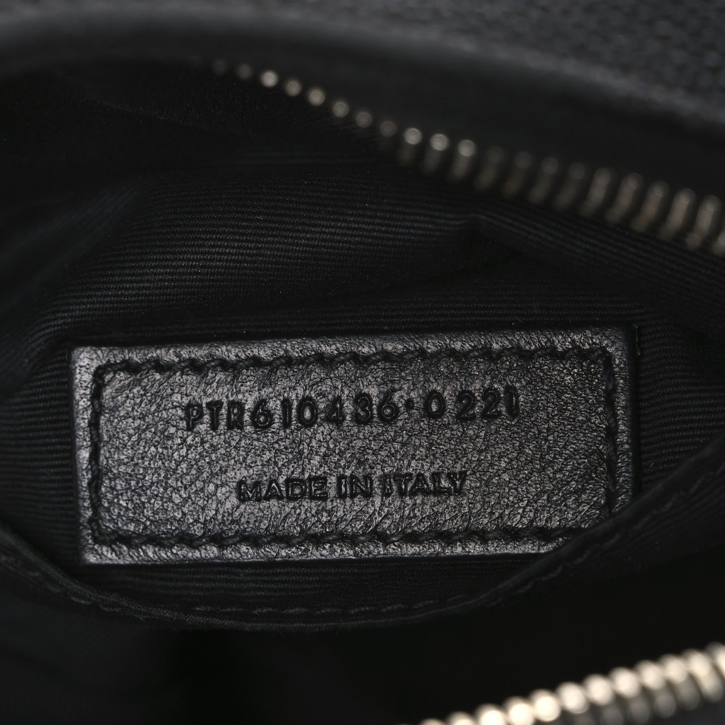 Grain De Poudre Matelasse Chevron Quilted Round Vinyle Camera Bag Black