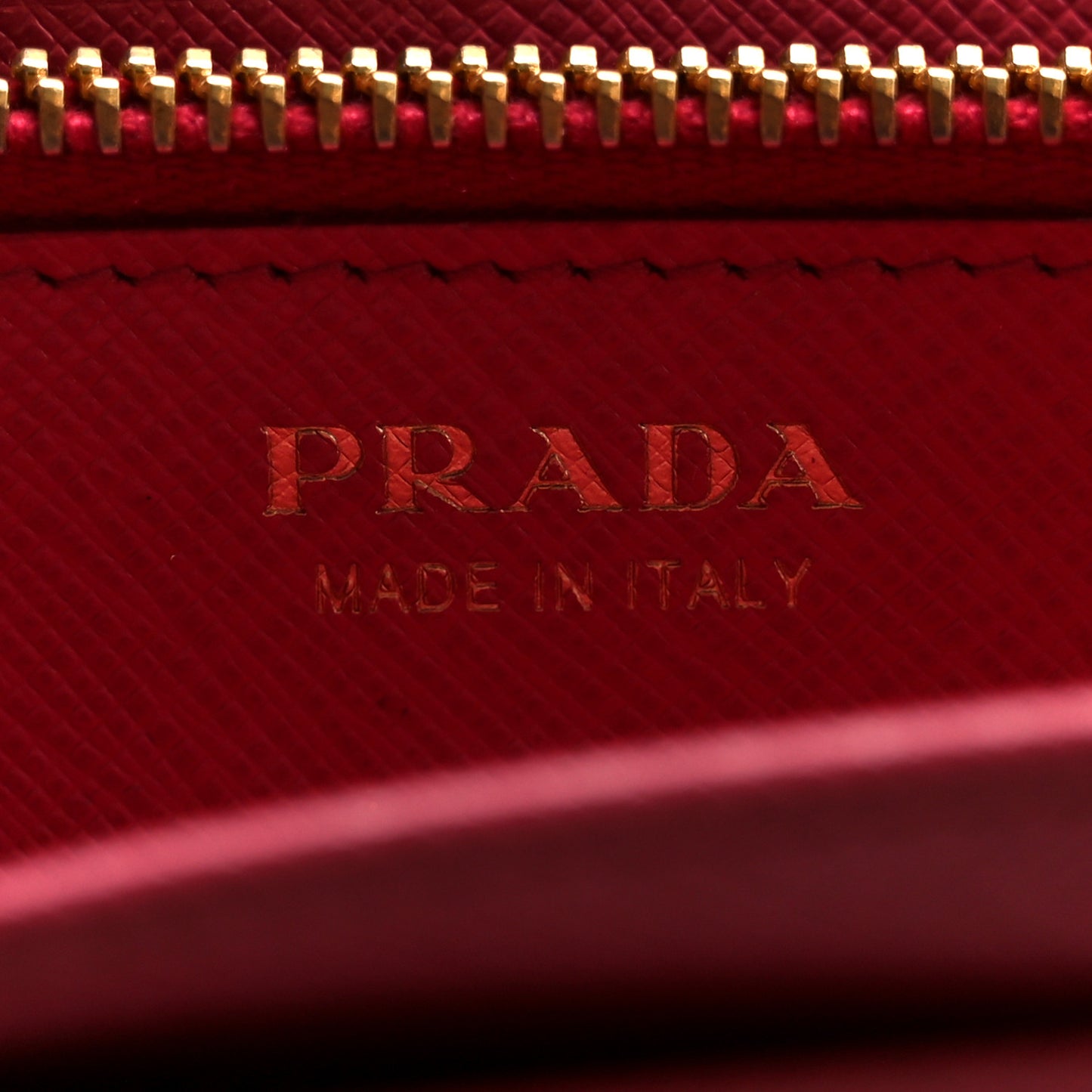 Saffiano Wallet on Chain Peonia