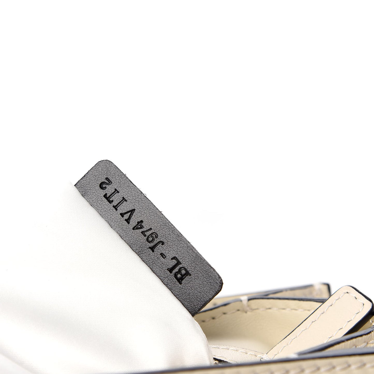 Vitello B-Rockstud Flap Light Ivory