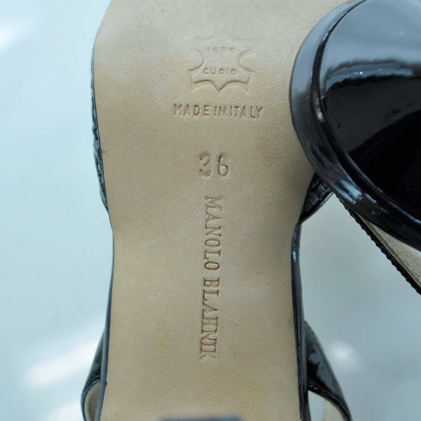 MANOLOBLAHNIKWovenPatentCapToeCarolynePumps36Black