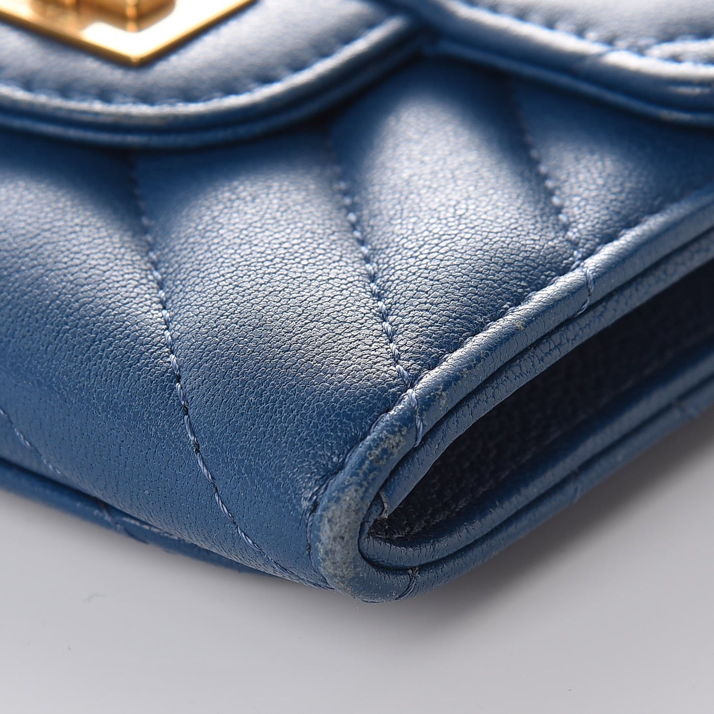 Sheepskin Chevron Quilted Reissue Card Holder Blue