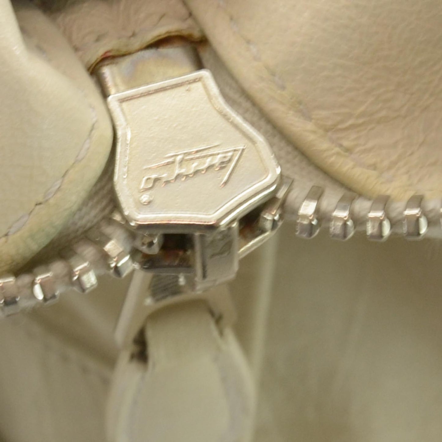 Chevre Giant 21 Work Ivory