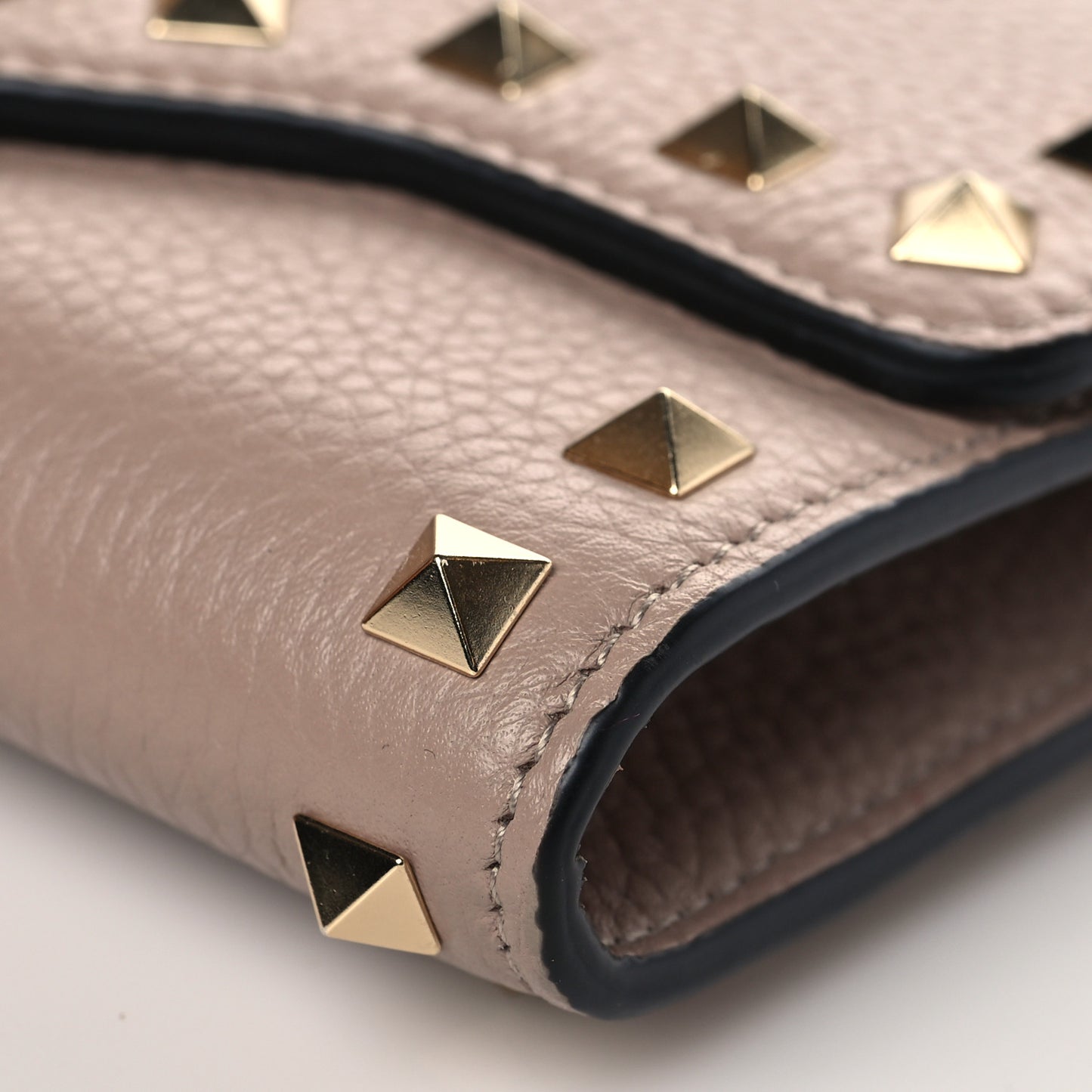 Pebbled Calfskin Rockstud Flip Lock Wallet On Chain Poudre