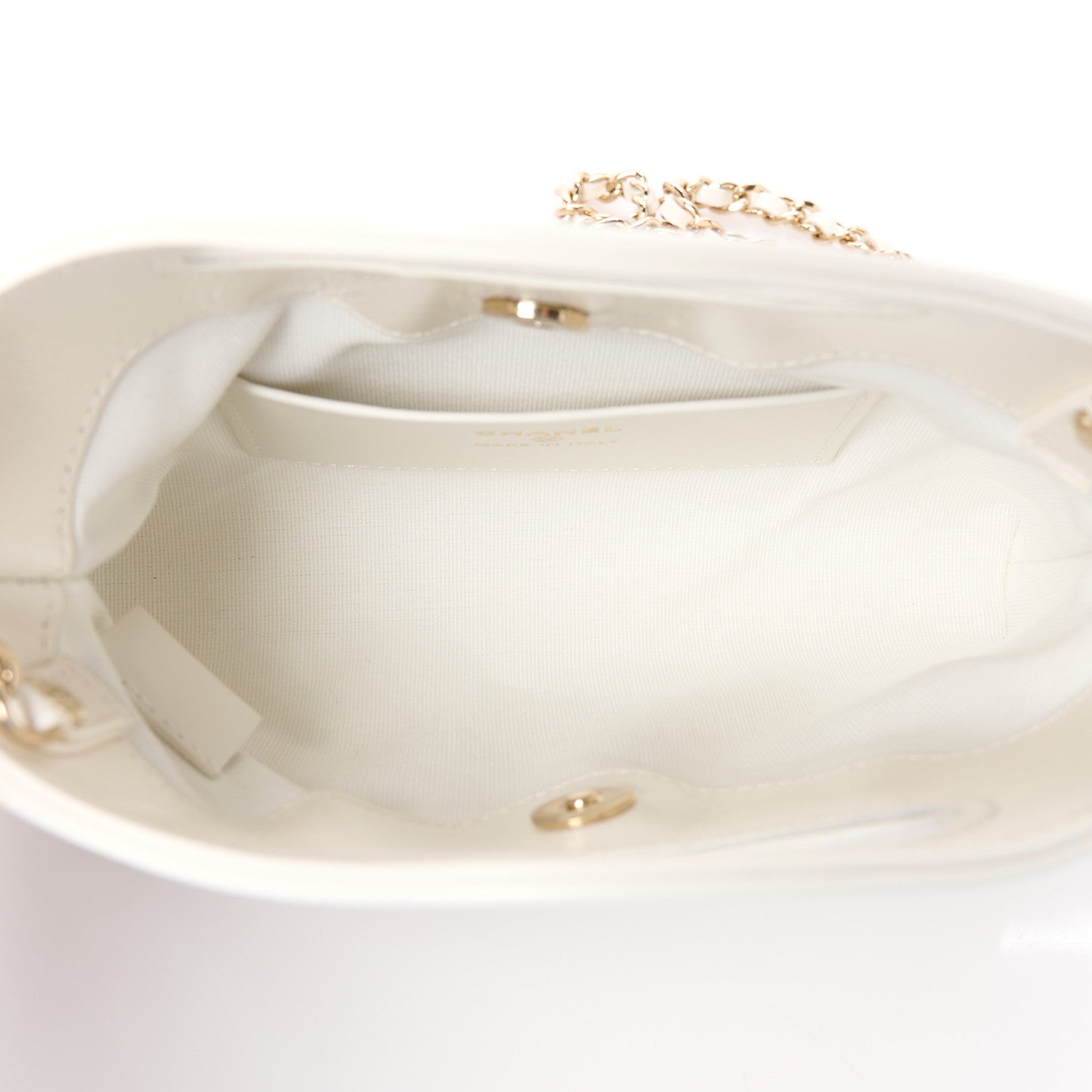 CHANEL ホワイト ラウンドバッグ Chanel Shiny Lambskin Quilted Nano 31 Shopping Bag White 1558360