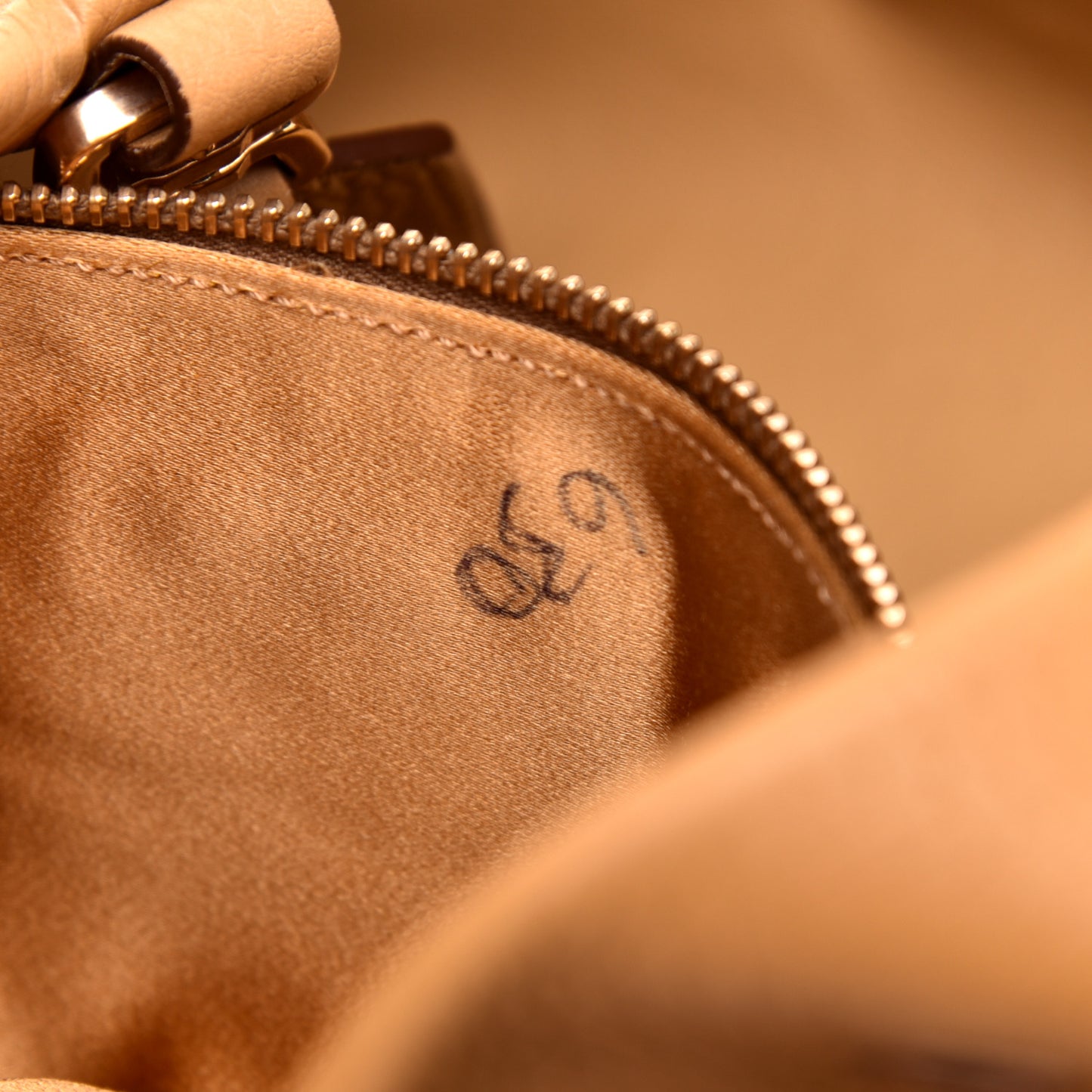 Daino Borchie Grommet Bucket Bag Miele