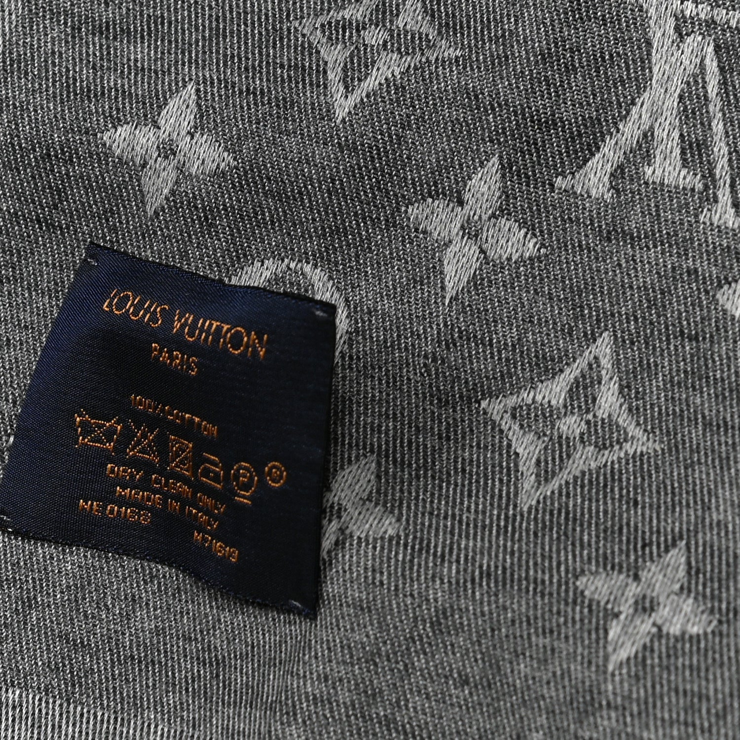Louis Vuitton Cotton Monogram Essential Stole Gris 4 of 4