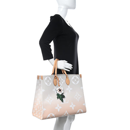 Louis Vuitton Monogram Giant By The Pool Onthego GM Brume 3 of 8