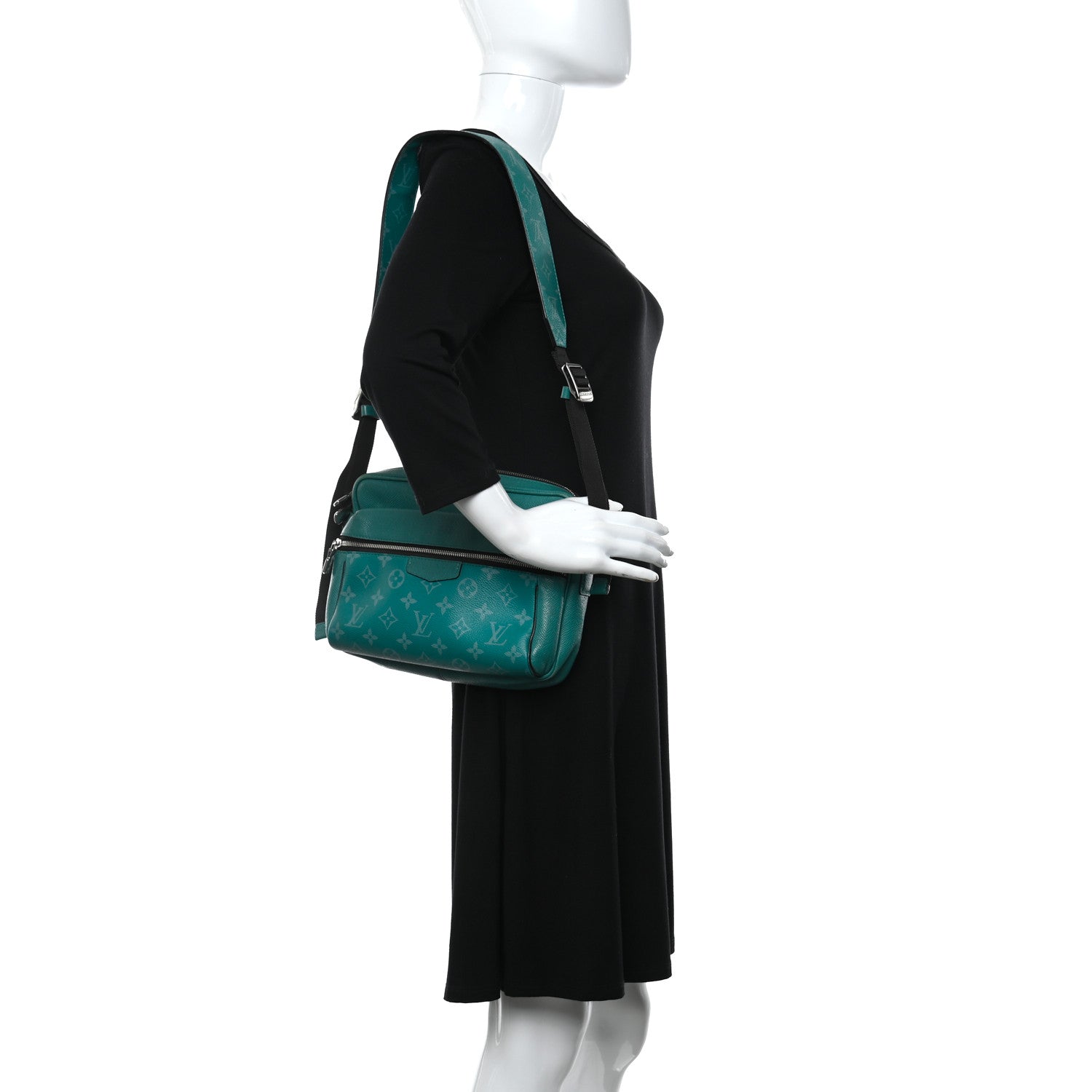 Louis Vuitton Taiga Monogram Outdoor Messenger Vert 2 of 10