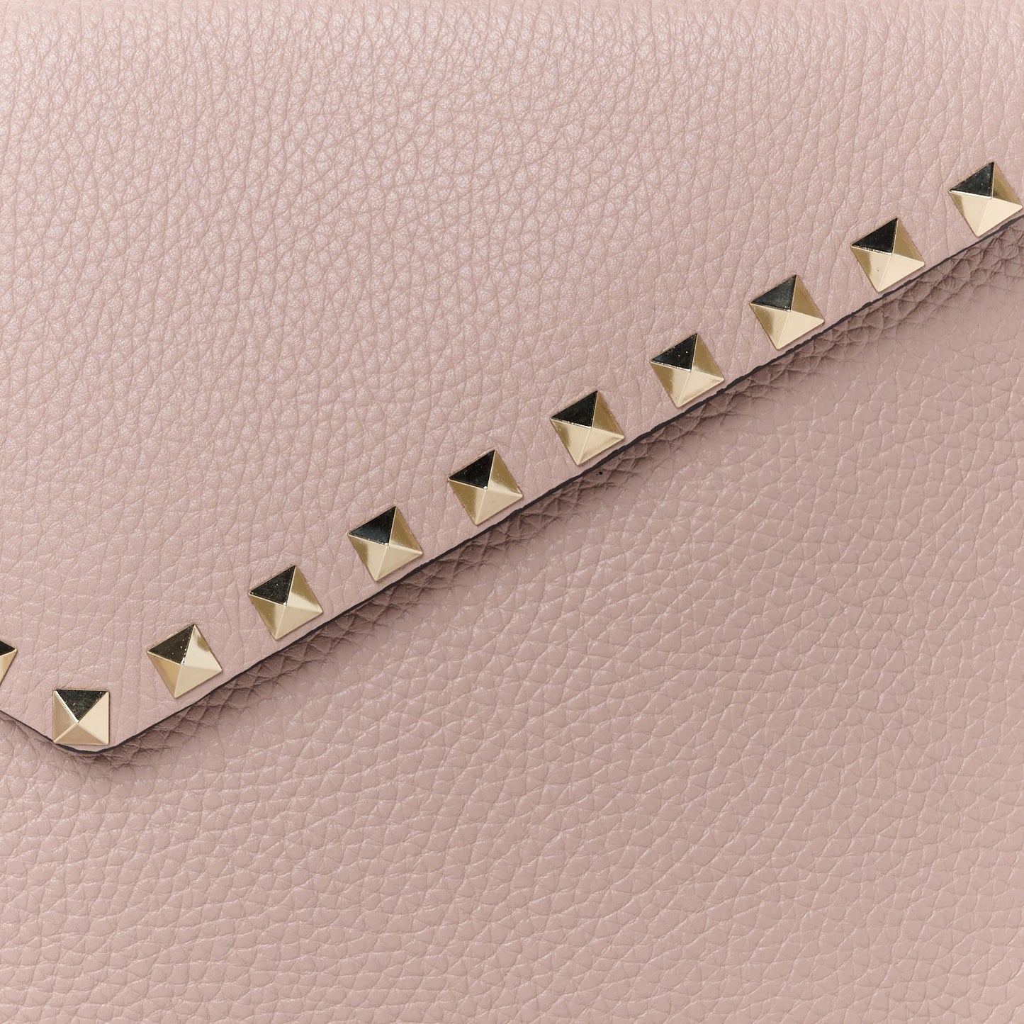 Pebbled Calfskin Large Rockstud Envelope Clutch Poudre