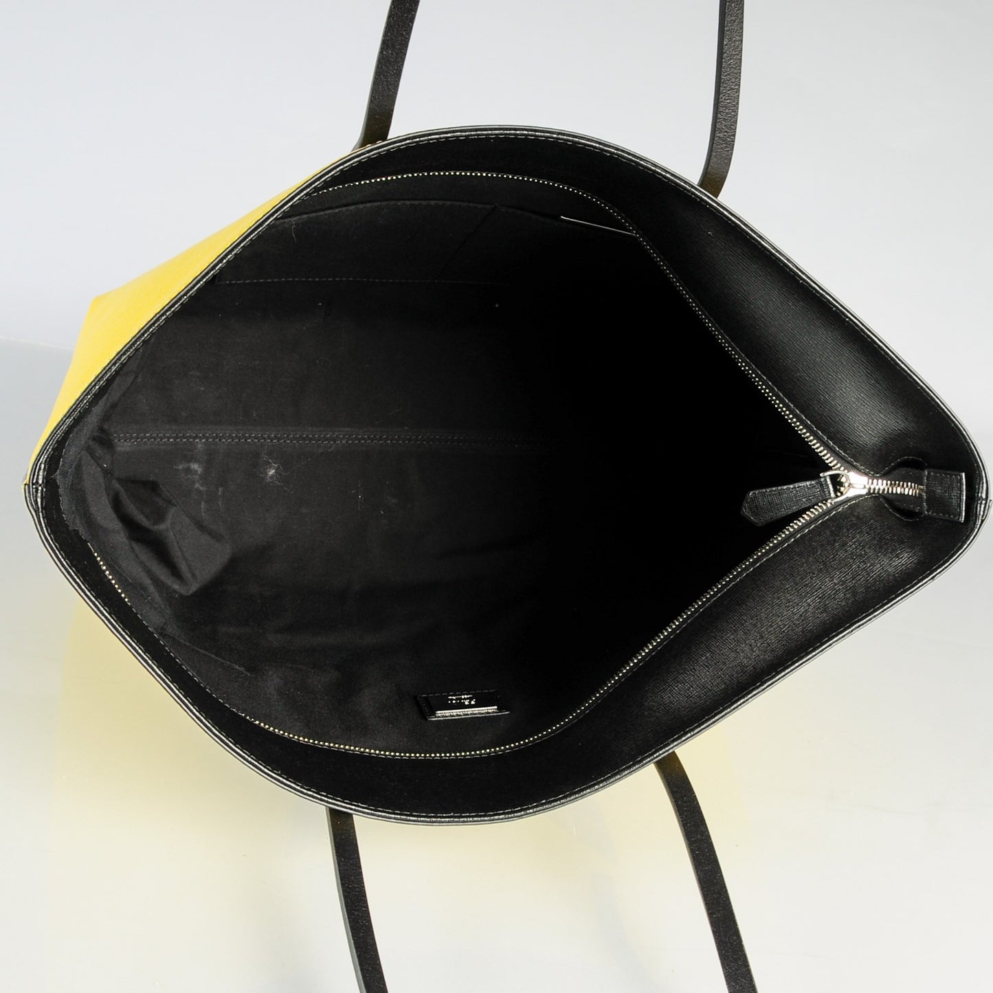 Vitello Elite Cuoio Monster Buggies Medium Roll Tote Cedro Black