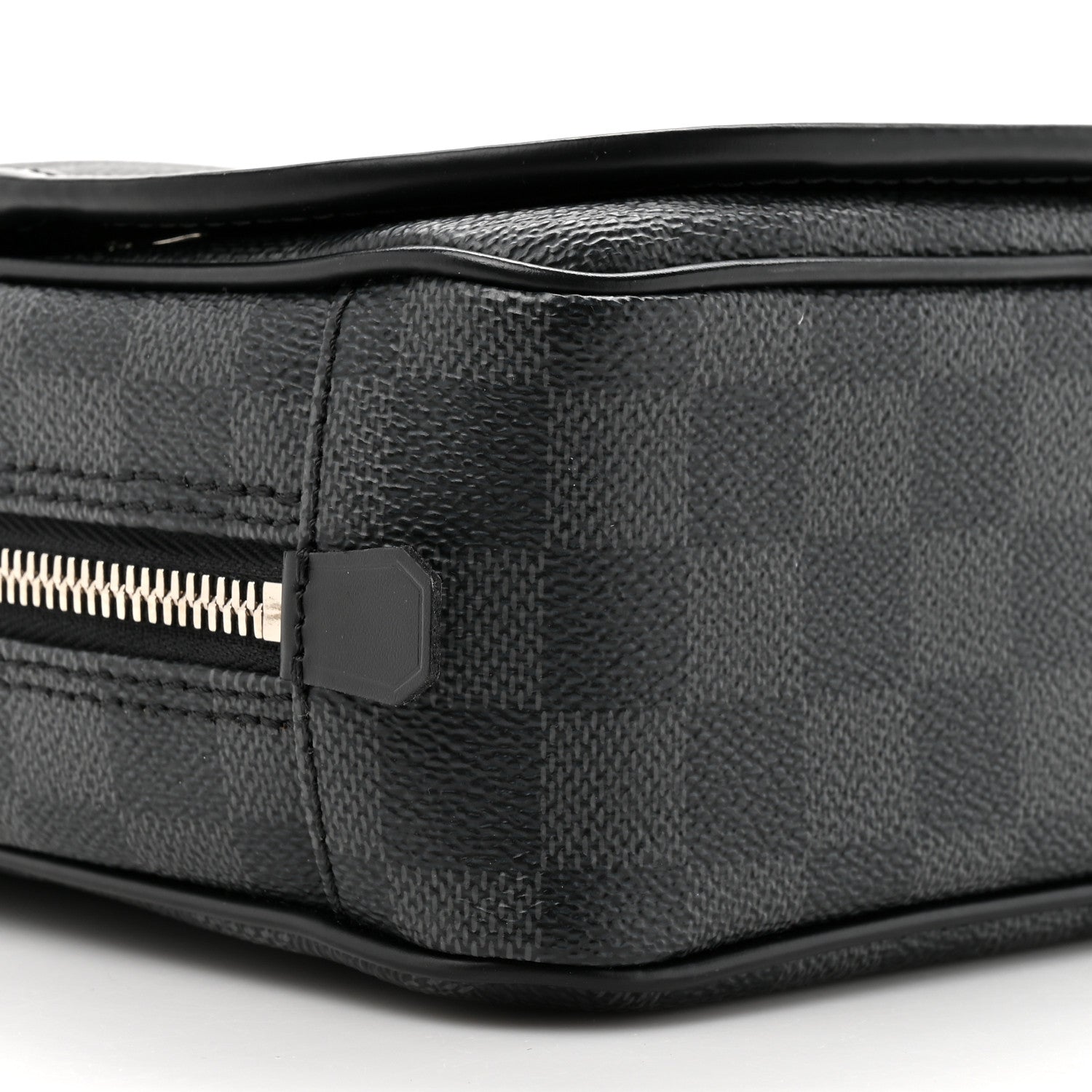 Louis Vuitton Damier Graphite Hanging Toiletry Kit 9 of 9