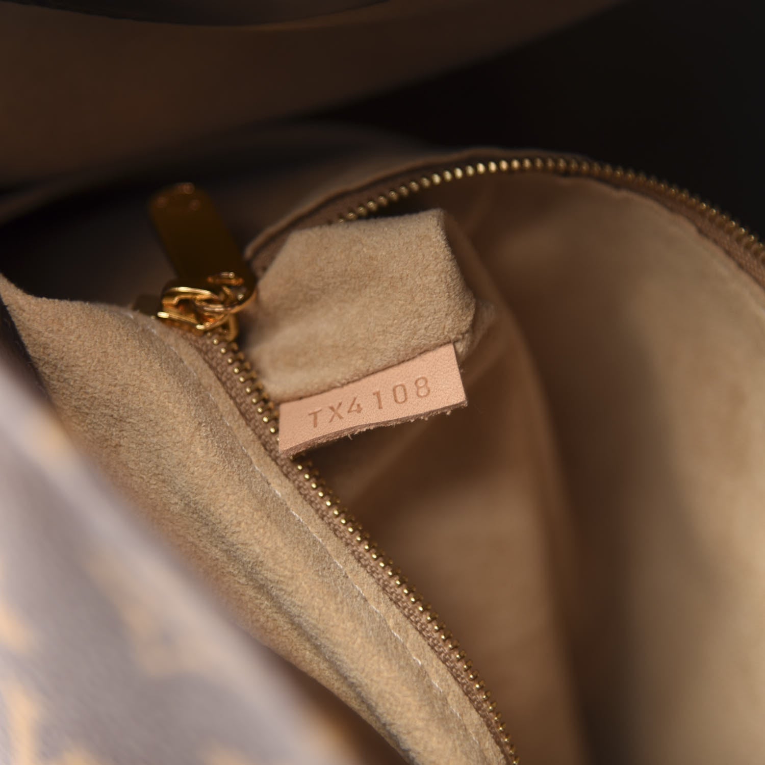 Louis Vuitton Monogram Artsy MM 7 of 11