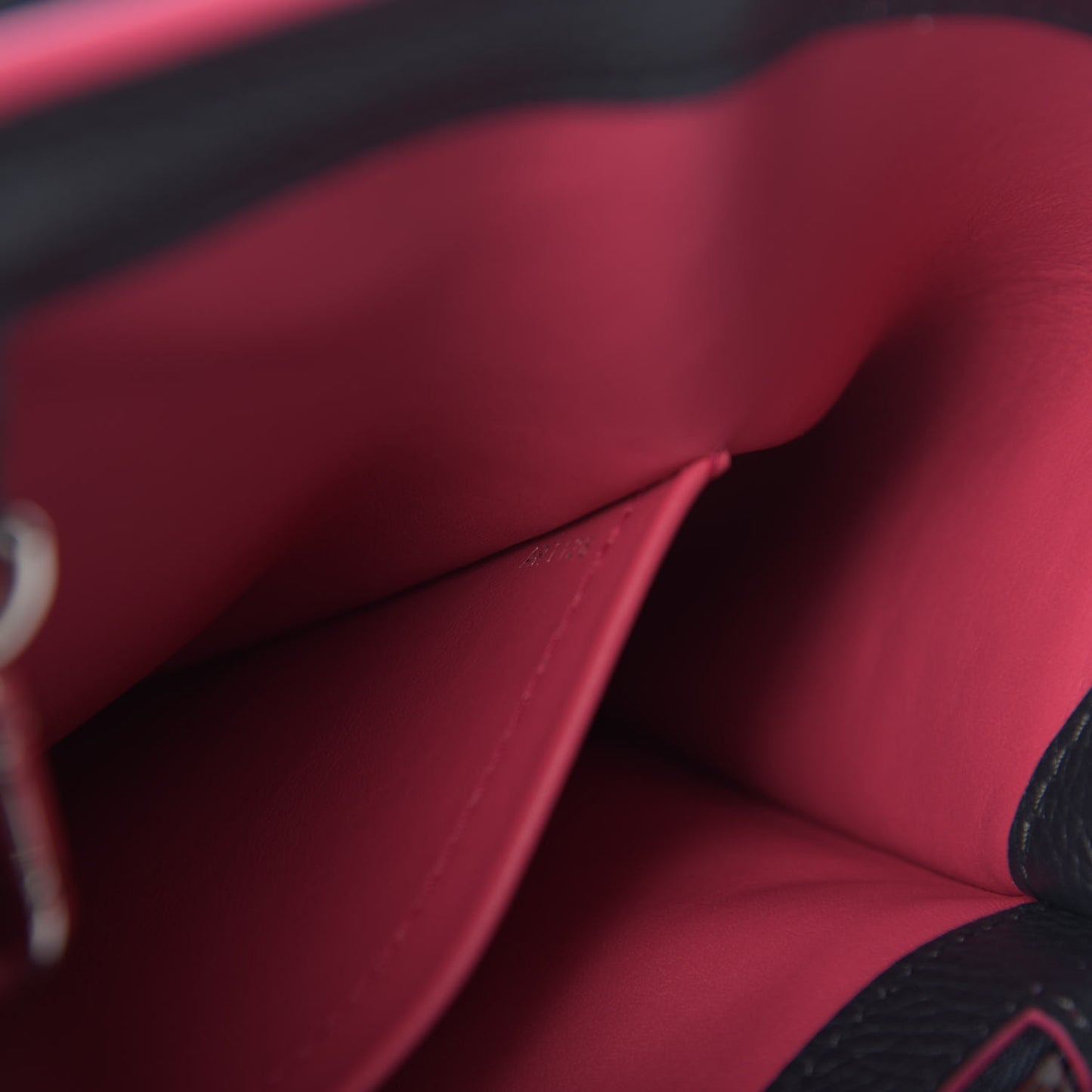 Taurillon Capucines MM Cobalt Fuchsia