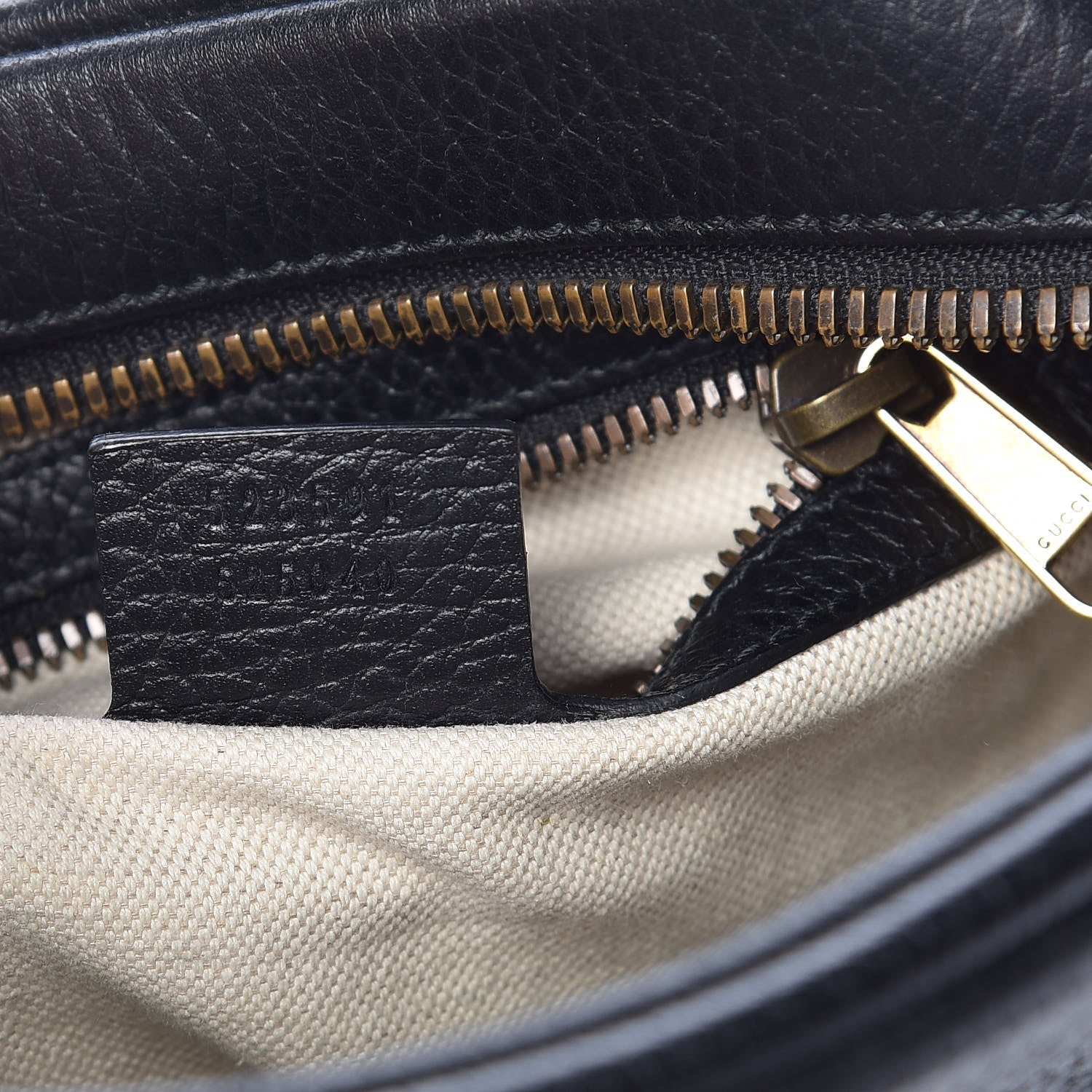 Gucci Grained Calfskin Logo Messenger Bag Black 7 of 13