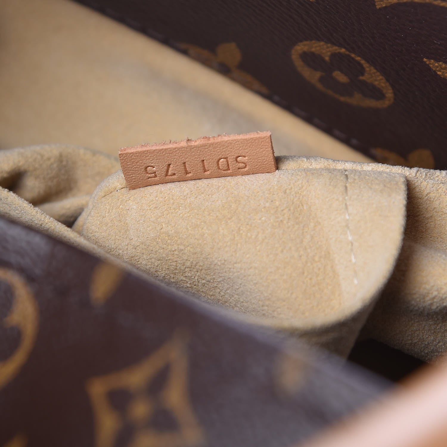 Louis Vuitton Monogram Artsy MM 7 of 10