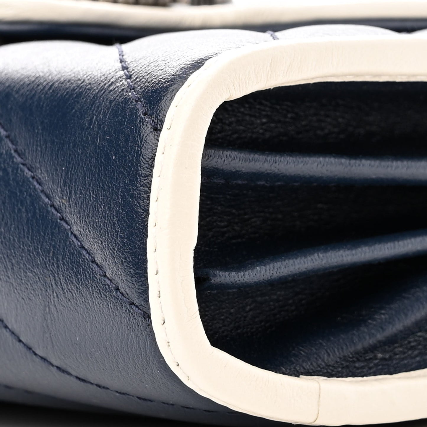Vintage Effect Calfskin Matelasse Diagonal Torchon GG Marmont Chain Wallet Blue Agata Mystic White