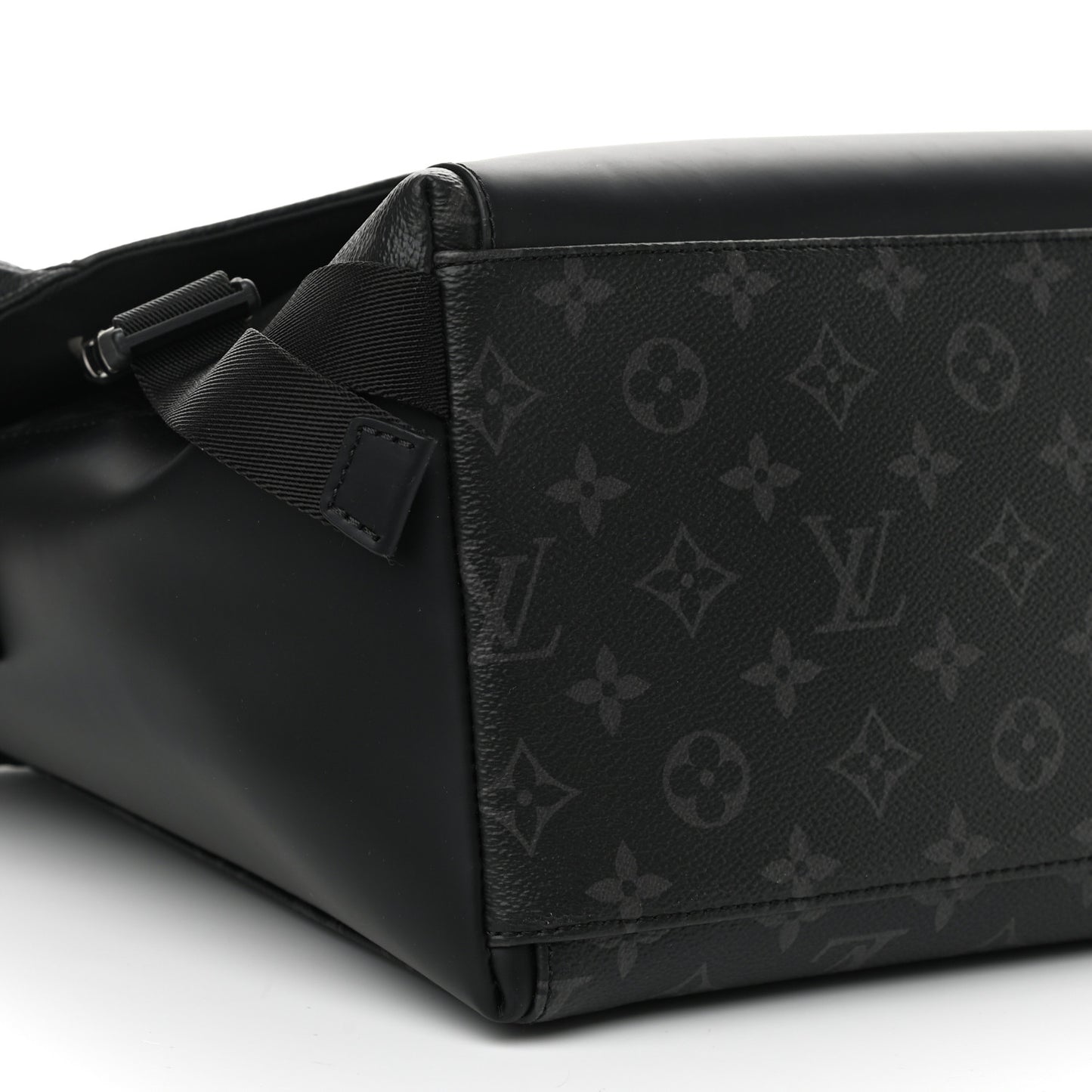 Monogram Eclipse Voyager Messenger MM