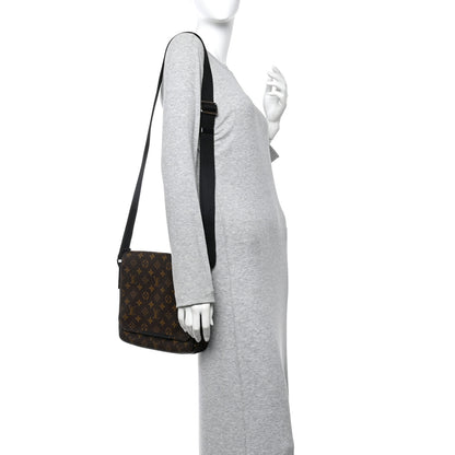 Louis Vuitton Monogram Macassar District PM 2 of 9