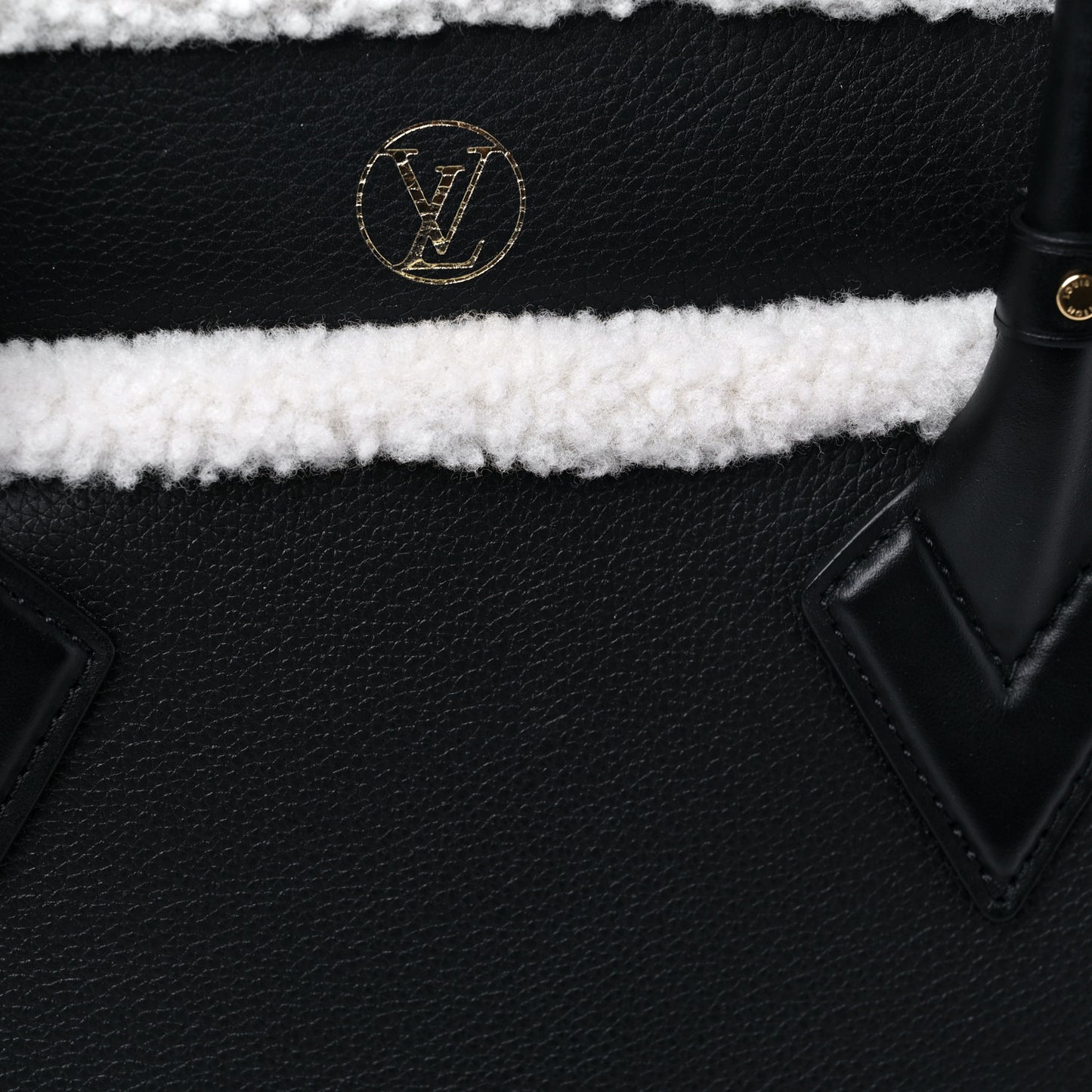 Grained Calfskin Shearling On My Side MM Black